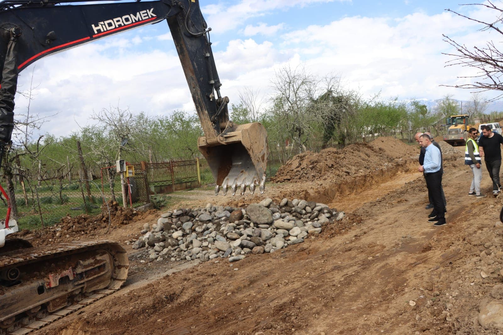 <p style="text-align: justify">ადგილობრივი მნიშვნელობის ნაკიფუ-ულურიას საავტომობილო გზის რეაბილიტაცია დაიწყო.</p><p style="text-align: justify">სამუშაოების მიმდინარეობას წალენჯიხის მუნიციპალიტეტის მერი გუბა საჯაია, მერის პირველ მოადგილესთან ბესიკ ფარცვანიასთან ერთად გაეცნო.</p><p style="text-align: justify">სარეაბილიტაციო მონაკვეთი 4 კილომეტრზე, ნაკიფუ-ულურია-ჩხოროწყუს მუნიციპალიტეტის სოფელ ჯუმითს დაუკავშირდება.</p><p style="text-align: justify">პროექტი სახელმწიფო ბიუჯეტიდან ფინანსდება და სამუშაოებს საავტომობილო გზების დეპარტამენტი ასრულებს. ამ ეტაპზე გზის ვაკისის მოხსნა-მოშანდაკების სამუშაოები მიმდინარეობს.</p><p style="text-align: justify">აღნიშნულ გზაზე ბოლო 30 წელზე მეტია სარეაბილიტაციო სამუშაოები არ ჩატარებულა, დაზიანებული საფარი კი მოსახლეობის ყოველდღიურ გადაადგილებას მნიშვნელოვნად ართულებდა.</p><p style="text-align: justify">პროექტის ფარგლებში განხორციელდება გზის სრული რეაბილიტაცია, ასფალტბეტონის საფარის მოწყობა, კიუვეტებისა და სანიაღვრე არხების გამართვა.</p>