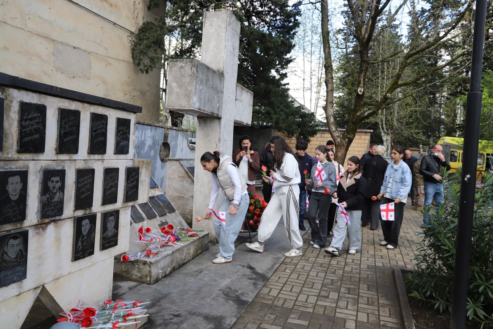<p style="text-align: justify">თერჯოლის მუნიციპალიტეტის მერმა მანუჩარ რობაქიძემ, საკრებულოს თავმჯდომარემ სოსო ჩაფიჩაძემ და ადგილობრივი თვითმმართველობის სხვა წარმომადგენლებმა ქ.თერჯოლასა და სოფელ ძევრში, 9 აპრილის მემორიალები ყვავილებით შეამკეს და საქართველოს თავისუფლებისათვის ბრძოლაში დაღუპულთა ხსოვნას პატივი მიაგეს. </p><p style="text-align: justify">სასულიერო პირებმა გმირთა სულების მოსახსენებელი პანაშვიდი გადაიხადეს. </p><p style="text-align: justify">9 აპრილის ტრაგედიიდან 37 წელი გავიდა.</p>