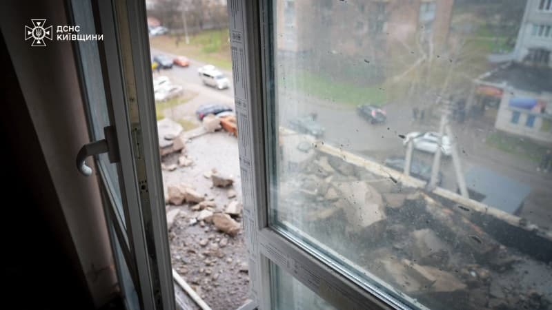 <p style="text-align: justify">3 აპრილს რუსეთმა უკრაინაზე მასშტაბური, კომბინირებული საარტილერიო შეტევა განახორციელა, რომელშიც 500-ზე მეტი დრონი და ფრთოსანი რაკეტა გამოიყენა. დარტყმის ქვეშ აღმოჩნდა - საცხოვრებელი შენობები, სავაჭრო ცენტრები და ვეტერინარული კლინიკაც კი. არიან დაღუპულები და დაშავებულები.</p><p style="text-align: justify">რუსებმა სულ 37 რაკეტა და 542 დრონი გაუშვეს. საჰაერო თავდაცვის სისტემებმა ჩამოაგდო 25 რაკეტა და 515 დრონი.</p><p style="text-align: justify">კიევის ოლქში საჰაერო დარტყმა განხორციელდა მაღალსართულიან შენობაზე და ვეტერინარულ კლინიკაზე (მოკლულია 20 ცხოველი). ერთი ადამიანი დაიღუპა და რვა დაშავდა.</p><p style="text-align: justify">ხარკოვზე ორი დღის განმავლობაში 37 დარტყმა განხორციელდა. დაზიანდა 25 მაღალსართულიანი შენობა და ეკლესია, დაშავებულია ხუთი ადამიანი.</p><p style="text-align: justify">ჟიტომირის ოლქი: ერთი ადამიანი დაიღუპა, ოთხი დაჭრილი ნანგრევებიდან გამოიყვანეს. დაზიანდა 15 სახლი.</p><p style="text-align: justify">სუმი: დაბომბეს ქალაქის ცენტრში მდებარე სავაჭრო ცენტრი, დაშავდა ოთხი ადამიანი, მათ შორის მიკროავტობუსის მძღოლი.</p><p style="text-align: justify">პოლტავა: დაზიანდა მრავალსართულიანი შენობა და ავტოფარეხი. ერთი ადამიანი დაშავდა.</p><p style="text-align: justify">დაბომბვის გამო ელექტროენერგიის გათიშვა და ქსელის ახალი დაზიანება დაფიქსირდა სუმის, ხარკოვის, ჩერნიგოვის, დონეცკის, დნეპროპეტროვსკის და ზაპოროჟიეს რეგიონებში.</p><p style="text-align: justify">რუსული დრონების თავდასხმა უკრაინაზე 3 აპრილის ღამე დაიწყო და დღეს შუადღემდე გაგრძელდა.</p>