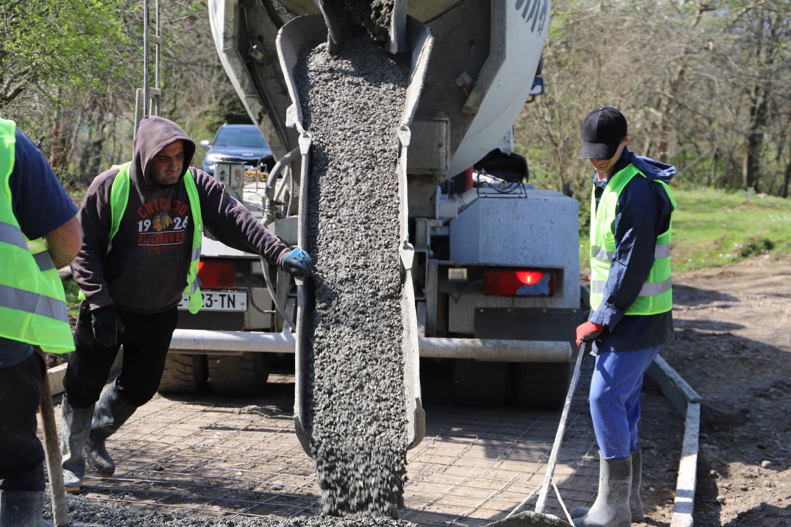 <p style="text-align: justify">თერჯოლის მუნიციპალიტეტის მერმა მანუჩარ რობაქიძემ საკრებულოს თავმჯდომარესთან სოსო ჩაფიჩაძესთან ერთად საგზაო ინფრასტრუქტურის სარეაბილიტაციო სამუშაოები დაათვალიერა.</p><p style="text-align: justify">მუნიციპალიტეტის მერიის ინფორმაციით, სოფელ ღვანკითში მიმდინარეობს ცენტრალური გზის სარეაბილიტაციო სამუშაოების მეორე ეტაპი. პროექტის ფარგლებში არმირებული ბეტონის საფარით რეაბილიტაცია ჩაუტარდება 3,2 კმ გზას. სამუშაოების ხელშეკრულების ღირებულება შეადგენს 887 000 ლარს.</p><p style="text-align: justify">სოფელ ეწერში მიმდინარეობს უკელებების უბანში არსებული გზის სარეაბილიტაციო სამუშაოების მეორე ეტაპი, პროექტის ფარგლებში არმირებული ბეტონის საფარით რეაბილიტაცია ჩაუტარდება 3,5 კმ გზას. სამუშაოების ხელშეკრულების ღირებულება შეადგენს 827 100 ლარს.</p><p style="text-align: justify">ორივე ინფრასტრუქტურული პროექტი გარდამავალია და უახლოეს პერიოდში დასრულდება.</p><p style="text-align: justify">ინფრასტრუქტურული პროექტების მონიტორინგს მერის პირველი მოადგილე ზვიად ბაზაძე ადმინისტრაციულ ერთეულებში სოფლის მაჟორიტარ დეპუტატებთან და მერის წარმომადგენლებთან ერთად ესწრებოდა.</p>