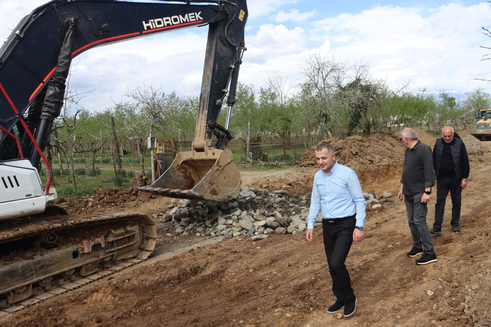 <p style="text-align: justify">ადგილობრივი მნიშვნელობის ნაკიფუ-ულურიას საავტომობილო გზის რეაბილიტაცია დაიწყო.</p><p style="text-align: justify">სამუშაოების მიმდინარეობას წალენჯიხის მუნიციპალიტეტის მერი გუბა საჯაია, მერის პირველ მოადგილესთან ბესიკ ფარცვანიასთან ერთად გაეცნო.</p><p style="text-align: justify">სარეაბილიტაციო მონაკვეთი 4 კილომეტრზე, ნაკიფუ-ულურია-ჩხოროწყუს მუნიციპალიტეტის სოფელ ჯუმითს დაუკავშირდება.</p><p style="text-align: justify">პროექტი სახელმწიფო ბიუჯეტიდან ფინანსდება და სამუშაოებს საავტომობილო გზების დეპარტამენტი ასრულებს. ამ ეტაპზე გზის ვაკისის მოხსნა-მოშანდაკების სამუშაოები მიმდინარეობს.</p><p style="text-align: justify">აღნიშნულ გზაზე ბოლო 30 წელზე მეტია სარეაბილიტაციო სამუშაოები არ ჩატარებულა, დაზიანებული საფარი კი მოსახლეობის ყოველდღიურ გადაადგილებას მნიშვნელოვნად ართულებდა.</p><p style="text-align: justify">პროექტის ფარგლებში განხორციელდება გზის სრული რეაბილიტაცია, ასფალტბეტონის საფარის მოწყობა, კიუვეტებისა და სანიაღვრე არხების გამართვა.</p>