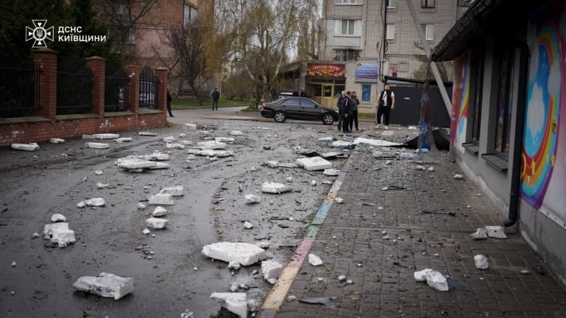 <p style="text-align: justify">3 აპრილს რუსეთმა უკრაინაზე მასშტაბური, კომბინირებული საარტილერიო შეტევა განახორციელა, რომელშიც 500-ზე მეტი დრონი და ფრთოსანი რაკეტა გამოიყენა. დარტყმის ქვეშ აღმოჩნდა - საცხოვრებელი შენობები, სავაჭრო ცენტრები და ვეტერინარული კლინიკაც კი. არიან დაღუპულები და დაშავებულები.</p><p style="text-align: justify">რუსებმა სულ 37 რაკეტა და 542 დრონი გაუშვეს. საჰაერო თავდაცვის სისტემებმა ჩამოაგდო 25 რაკეტა და 515 დრონი.</p><p style="text-align: justify">კიევის ოლქში საჰაერო დარტყმა განხორციელდა მაღალსართულიან შენობაზე და ვეტერინარულ კლინიკაზე (მოკლულია 20 ცხოველი). ერთი ადამიანი დაიღუპა და რვა დაშავდა.</p><p style="text-align: justify">ხარკოვზე ორი დღის განმავლობაში 37 დარტყმა განხორციელდა. დაზიანდა 25 მაღალსართულიანი შენობა და ეკლესია, დაშავებულია ხუთი ადამიანი.</p><p style="text-align: justify">ჟიტომირის ოლქი: ერთი ადამიანი დაიღუპა, ოთხი დაჭრილი ნანგრევებიდან გამოიყვანეს. დაზიანდა 15 სახლი.</p><p style="text-align: justify">სუმი: დაბომბეს ქალაქის ცენტრში მდებარე სავაჭრო ცენტრი, დაშავდა ოთხი ადამიანი, მათ შორის მიკროავტობუსის მძღოლი.</p><p style="text-align: justify">პოლტავა: დაზიანდა მრავალსართულიანი შენობა და ავტოფარეხი. ერთი ადამიანი დაშავდა.</p><p style="text-align: justify">დაბომბვის გამო ელექტროენერგიის გათიშვა და ქსელის ახალი დაზიანება დაფიქსირდა სუმის, ხარკოვის, ჩერნიგოვის, დონეცკის, დნეპროპეტროვსკის და ზაპოროჟიეს რეგიონებში.</p><p style="text-align: justify">რუსული დრონების თავდასხმა უკრაინაზე 3 აპრილის ღამე დაიწყო და დღეს შუადღემდე გაგრძელდა.</p>