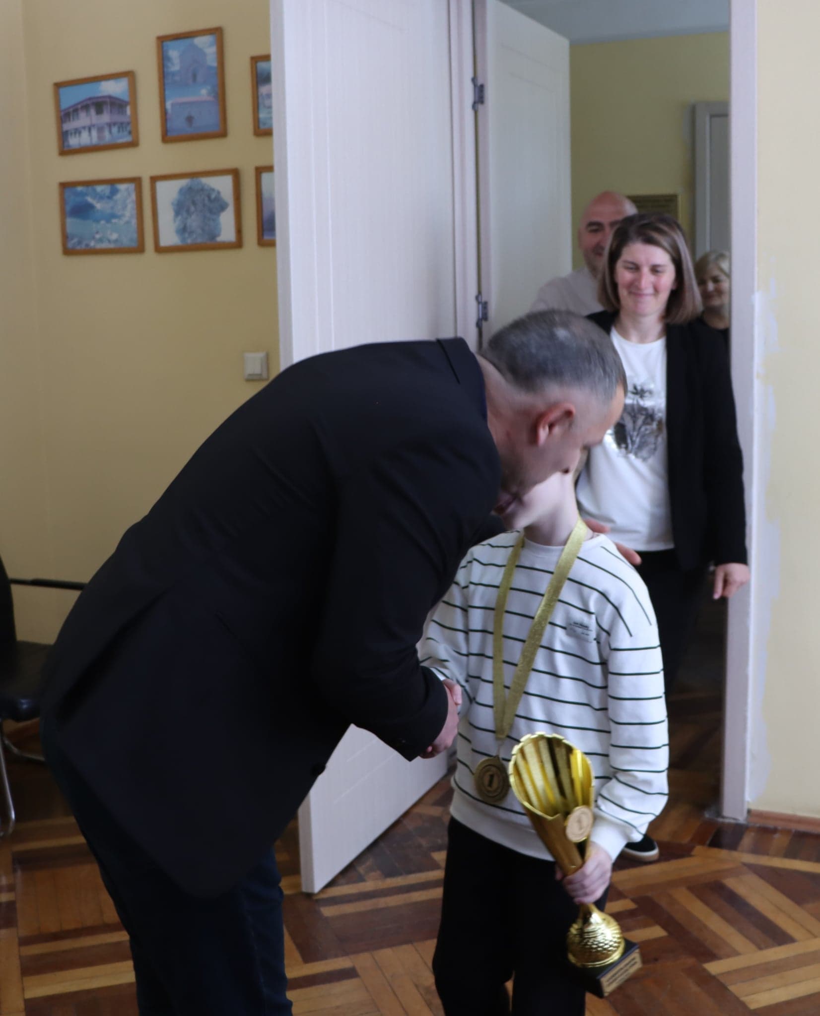 <p style="text-align: justify">წალენჯიხის მუნიციპალიტეტის მერმა გუბა საჯაიამ საქართველოს ჩემპიონს ჭადრაკში ანდრია სარიას მიღწეული წარმატება მიულოცა, ფულადი ჯილდო და სიმბოლური საჩუქარი გადასცა.</p><p style="text-align: justify">ანდრია ბათუმში საქართველოს ჭადრაკის ფედერაციის მიერ ორგანიზებული უმაღლესი ლიგის ჩემპიონატში 8 წლამდე ასაკის ჭაბუკთა შორის მონაწილეობდა, სადაც მან მორიგ დიდ წარმატებას მიაღწია.</p><p style="text-align: justify">წალენჯიხელი ანდრია სარია ა(ა)იპ წალენჯიხის სასპორტო ცენტრთან არსებული ჟორა მზარელუას სახელობის წალენჯიხის საჭადრაკო სკოლის მოსწავლეა.</p>