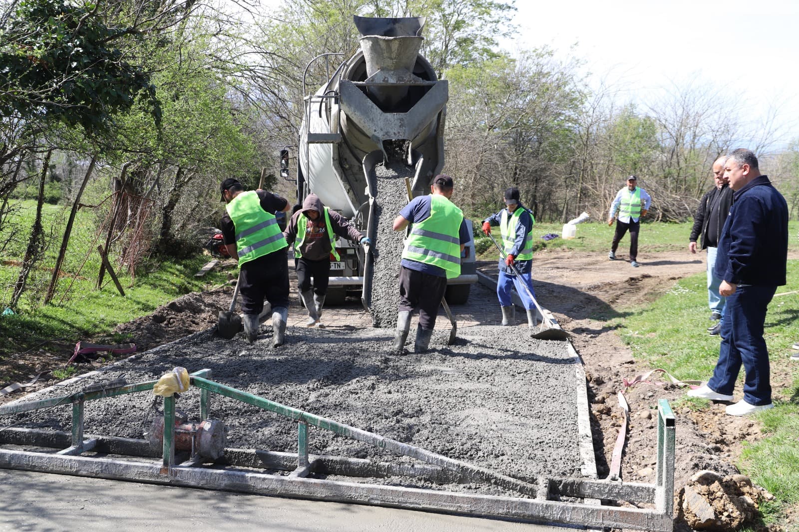 <p style="text-align: justify">თერჯოლის მუნიციპალიტეტის მერმა მანუჩარ რობაქიძემ საკრებულოს თავმჯდომარესთან სოსო ჩაფიჩაძესთან ერთად საგზაო ინფრასტრუქტურის სარეაბილიტაციო სამუშაოები დაათვალიერა.</p><p style="text-align: justify">მუნიციპალიტეტის მერიის ინფორმაციით, სოფელ ღვანკითში მიმდინარეობს ცენტრალური გზის სარეაბილიტაციო სამუშაოების მეორე ეტაპი. პროექტის ფარგლებში არმირებული ბეტონის საფარით რეაბილიტაცია ჩაუტარდება 3,2 კმ გზას. სამუშაოების ხელშეკრულების ღირებულება შეადგენს 887 000 ლარს.</p><p style="text-align: justify">სოფელ ეწერში მიმდინარეობს უკელებების უბანში არსებული გზის სარეაბილიტაციო სამუშაოების მეორე ეტაპი, პროექტის ფარგლებში არმირებული ბეტონის საფარით რეაბილიტაცია ჩაუტარდება 3,5 კმ გზას. სამუშაოების ხელშეკრულების ღირებულება შეადგენს 827 100 ლარს.</p><p style="text-align: justify">ორივე ინფრასტრუქტურული პროექტი გარდამავალია და უახლოეს პერიოდში დასრულდება.</p><p style="text-align: justify">ინფრასტრუქტურული პროექტების მონიტორინგს მერის პირველი მოადგილე ზვიად ბაზაძე ადმინისტრაციულ ერთეულებში სოფლის მაჟორიტარ დეპუტატებთან და მერის წარმომადგენლებთან ერთად ესწრებოდა.</p>