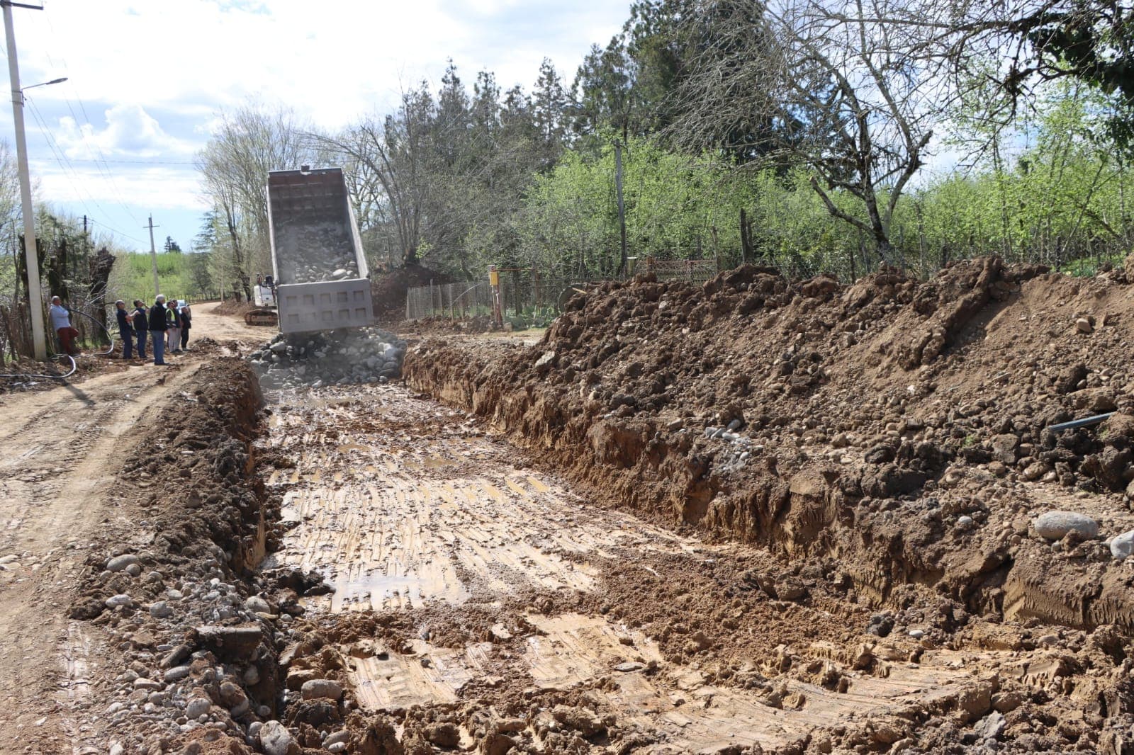 <p style="text-align: justify">ადგილობრივი მნიშვნელობის ნაკიფუ-ულურიას საავტომობილო გზის რეაბილიტაცია დაიწყო.</p><p style="text-align: justify">სამუშაოების მიმდინარეობას წალენჯიხის მუნიციპალიტეტის მერი გუბა საჯაია, მერის პირველ მოადგილესთან ბესიკ ფარცვანიასთან ერთად გაეცნო.</p><p style="text-align: justify">სარეაბილიტაციო მონაკვეთი 4 კილომეტრზე, ნაკიფუ-ულურია-ჩხოროწყუს მუნიციპალიტეტის სოფელ ჯუმითს დაუკავშირდება.</p><p style="text-align: justify">პროექტი სახელმწიფო ბიუჯეტიდან ფინანსდება და სამუშაოებს საავტომობილო გზების დეპარტამენტი ასრულებს. ამ ეტაპზე გზის ვაკისის მოხსნა-მოშანდაკების სამუშაოები მიმდინარეობს.</p><p style="text-align: justify">აღნიშნულ გზაზე ბოლო 30 წელზე მეტია სარეაბილიტაციო სამუშაოები არ ჩატარებულა, დაზიანებული საფარი კი მოსახლეობის ყოველდღიურ გადაადგილებას მნიშვნელოვნად ართულებდა.</p><p style="text-align: justify">პროექტის ფარგლებში განხორციელდება გზის სრული რეაბილიტაცია, ასფალტბეტონის საფარის მოწყობა, კიუვეტებისა და სანიაღვრე არხების გამართვა.</p>