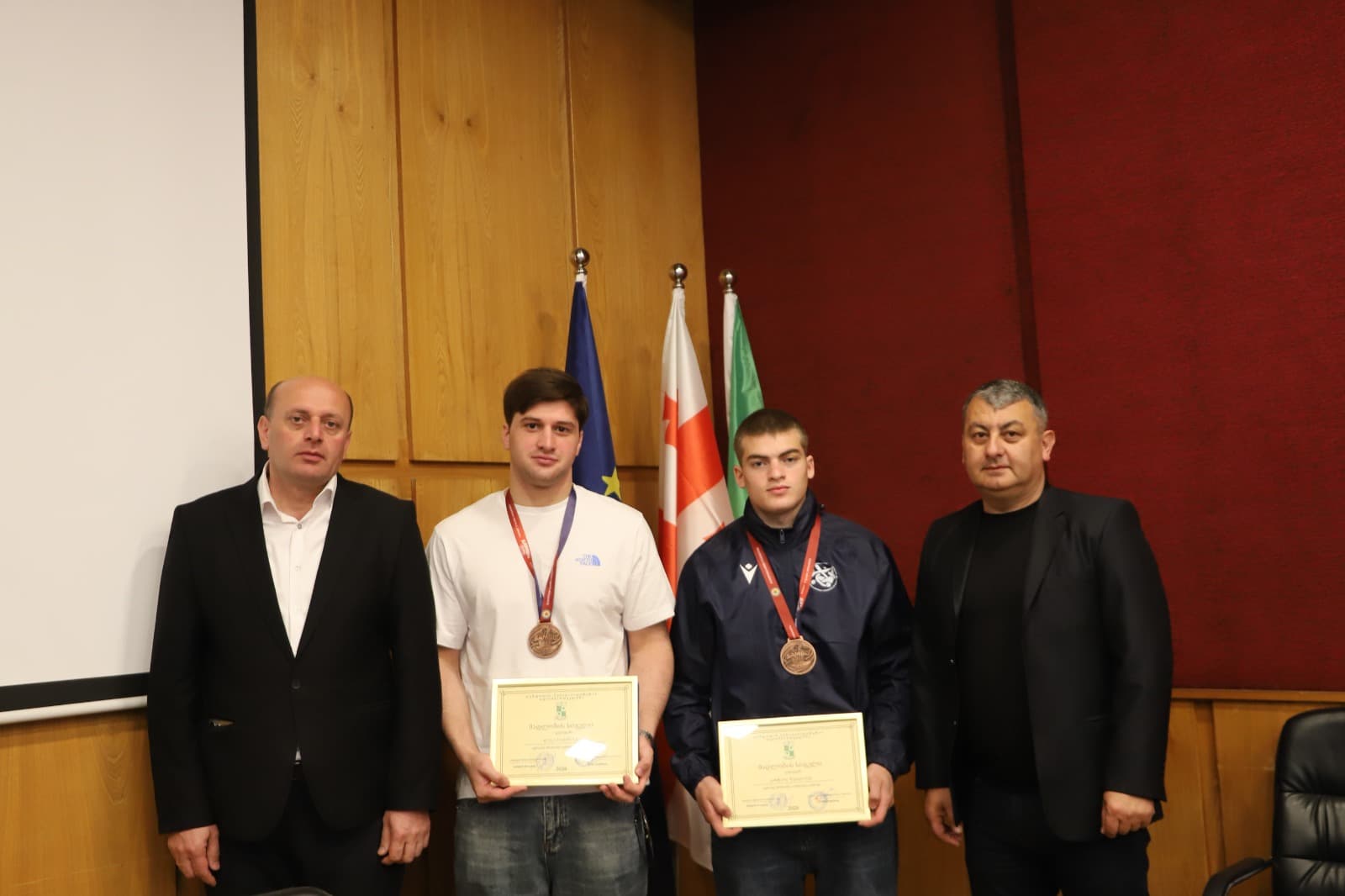 <p style="text-align: justify">თერჯოლის მუნიციპალიტეტის მერი მანუჩარ რობაქიძე, საკრებულოს თავმჯდომარე სოსო ჩაფიჩაძესთან ერთად, სამბოში ევროპის პრიზიორებს - ვახტანგ შუღლაძეს და ლუკა ნიქაბაძეს შეხვდა.</p><p style="text-align: justify">მერმა გამარჯვებულ სპორტსმენებს და მათ მწვრთნელს ლერი ჯიხვაშვილს მიღწეული შედეგები მიულოცა, მადლობის სიგელები გადასცა და შემდგომში წარმატებები უსურვა. ევროპის პრიზიორებს მუნიციპალიტეტის მერიისგან ჯილდოდ 1000 ლარი გადაეცემა.</p><p style="text-align: justify">სერბეთში გამართული ევროპის ჩემპიონატის ფარგლებში, თერჯოლელმა სამბისტებმა 21-წლამდელებს შორის, საბრძოლო სამბოში მიიღეს მონაწილეობა, ვახტანგ შუღლაძემ (-79 კგ) და ლუკა ნიქაბაძემ (-98 კგ) ბრინჯაოს მედლები მოიპოვეს.</p><p style="text-align: justify">შეხვედრას მერიის განათლების, კულტურის, სპორტის და ახალგაზრდულ საქმეთა სამსახურის ხელმძღვანელი მაკა ასათიანი, საკრებულოს განათლების, კულტურის და ახალგაზრდულ საქმეთა კომისიის თავმჯდომარე ნინო ოქრუაძე, საკრებულოს აპარატის უფროსი ანა მარგველაშვილი და თერჯოლის სპორტის სასახლის დირექტორი ირაკლი ჩხეიძე დაესწრნენ.</p>
