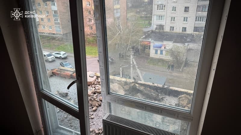 <p style="text-align: justify">3 აპრილს რუსეთმა უკრაინაზე მასშტაბური, კომბინირებული საარტილერიო შეტევა განახორციელა, რომელშიც 500-ზე მეტი დრონი და ფრთოსანი რაკეტა გამოიყენა. დარტყმის ქვეშ აღმოჩნდა - საცხოვრებელი შენობები, სავაჭრო ცენტრები და ვეტერინარული კლინიკაც კი. არიან დაღუპულები და დაშავებულები.</p><p style="text-align: justify">რუსებმა სულ 37 რაკეტა და 542 დრონი გაუშვეს. საჰაერო თავდაცვის სისტემებმა ჩამოაგდო 25 რაკეტა და 515 დრონი.</p><p style="text-align: justify">კიევის ოლქში საჰაერო დარტყმა განხორციელდა მაღალსართულიან შენობაზე და ვეტერინარულ კლინიკაზე (მოკლულია 20 ცხოველი). ერთი ადამიანი დაიღუპა და რვა დაშავდა.</p><p style="text-align: justify">ხარკოვზე ორი დღის განმავლობაში 37 დარტყმა განხორციელდა. დაზიანდა 25 მაღალსართულიანი შენობა და ეკლესია, დაშავებულია ხუთი ადამიანი.</p><p style="text-align: justify">ჟიტომირის ოლქი: ერთი ადამიანი დაიღუპა, ოთხი დაჭრილი ნანგრევებიდან გამოიყვანეს. დაზიანდა 15 სახლი.</p><p style="text-align: justify">სუმი: დაბომბეს ქალაქის ცენტრში მდებარე სავაჭრო ცენტრი, დაშავდა ოთხი ადამიანი, მათ შორის მიკროავტობუსის მძღოლი.</p><p style="text-align: justify">პოლტავა: დაზიანდა მრავალსართულიანი შენობა და ავტოფარეხი. ერთი ადამიანი დაშავდა.</p><p style="text-align: justify">დაბომბვის გამო ელექტროენერგიის გათიშვა და ქსელის ახალი დაზიანება დაფიქსირდა სუმის, ხარკოვის, ჩერნიგოვის, დონეცკის, დნეპროპეტროვსკის და ზაპოროჟიეს რეგიონებში.</p><p style="text-align: justify">რუსული დრონების თავდასხმა უკრაინაზე 3 აპრილის ღამე დაიწყო და დღეს შუადღემდე გაგრძელდა.</p>