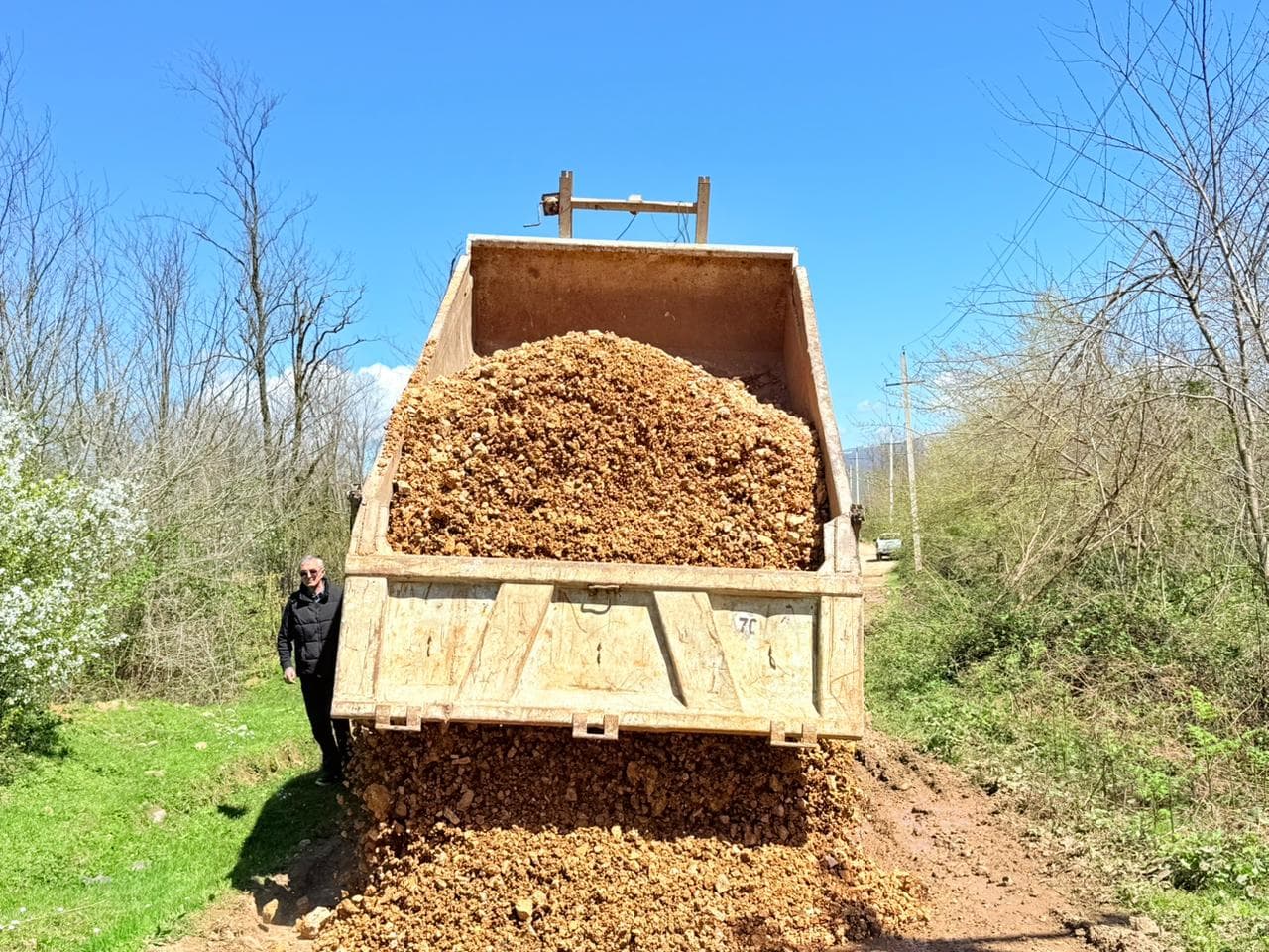 <p style="text-align: justify">თერჯოლის მუნიციპალიტეტში, აღდგომის დღესასწაულთან დაკავშირებით, სასაფლაოების მიმდებარე ტერიტორიების და მისასვლელი გზების მოწესრიგება მიმდინარეობს.</p><p style="text-align: justify">პრესსამსახურის ინფორმაციით, მუნიციპალიტეტის მასშტაბით, ყველა სასაფლაოსთან მისასვლელი გზა გაიწმინდება და მოიხრეშება, რათა მოსახლეობამ თავისუფლად და უსაფრთხოდ შეძლოს გადაადგილება.</p><p style="text-align: justify">სამუშაოები მუნიციპალიტეტის მერიისა და ა (ა) იპ დასუფთავებისა და კეთილმოწყობის მუნიციპალური ცენტრის ორგანიზებით მიმდინარეობს.</p>