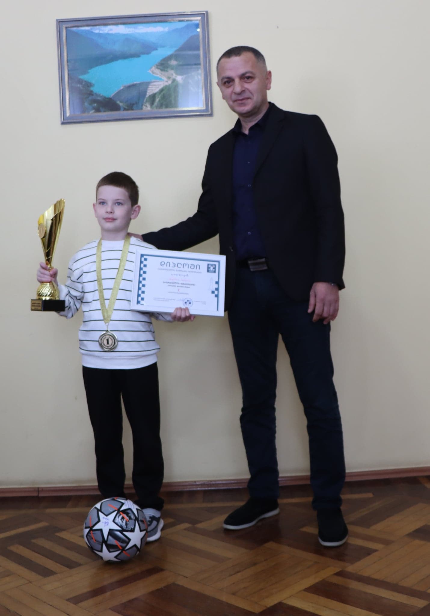 <p style="text-align: justify">წალენჯიხის მუნიციპალიტეტის მერმა გუბა საჯაიამ საქართველოს ჩემპიონს ჭადრაკში ანდრია სარიას მიღწეული წარმატება მიულოცა, ფულადი ჯილდო და სიმბოლური საჩუქარი გადასცა.</p><p style="text-align: justify">ანდრია ბათუმში საქართველოს ჭადრაკის ფედერაციის მიერ ორგანიზებული უმაღლესი ლიგის ჩემპიონატში 8 წლამდე ასაკის ჭაბუკთა შორის მონაწილეობდა, სადაც მან მორიგ დიდ წარმატებას მიაღწია.</p><p style="text-align: justify">წალენჯიხელი ანდრია სარია ა(ა)იპ წალენჯიხის სასპორტო ცენტრთან არსებული ჟორა მზარელუას სახელობის წალენჯიხის საჭადრაკო სკოლის მოსწავლეა.</p>