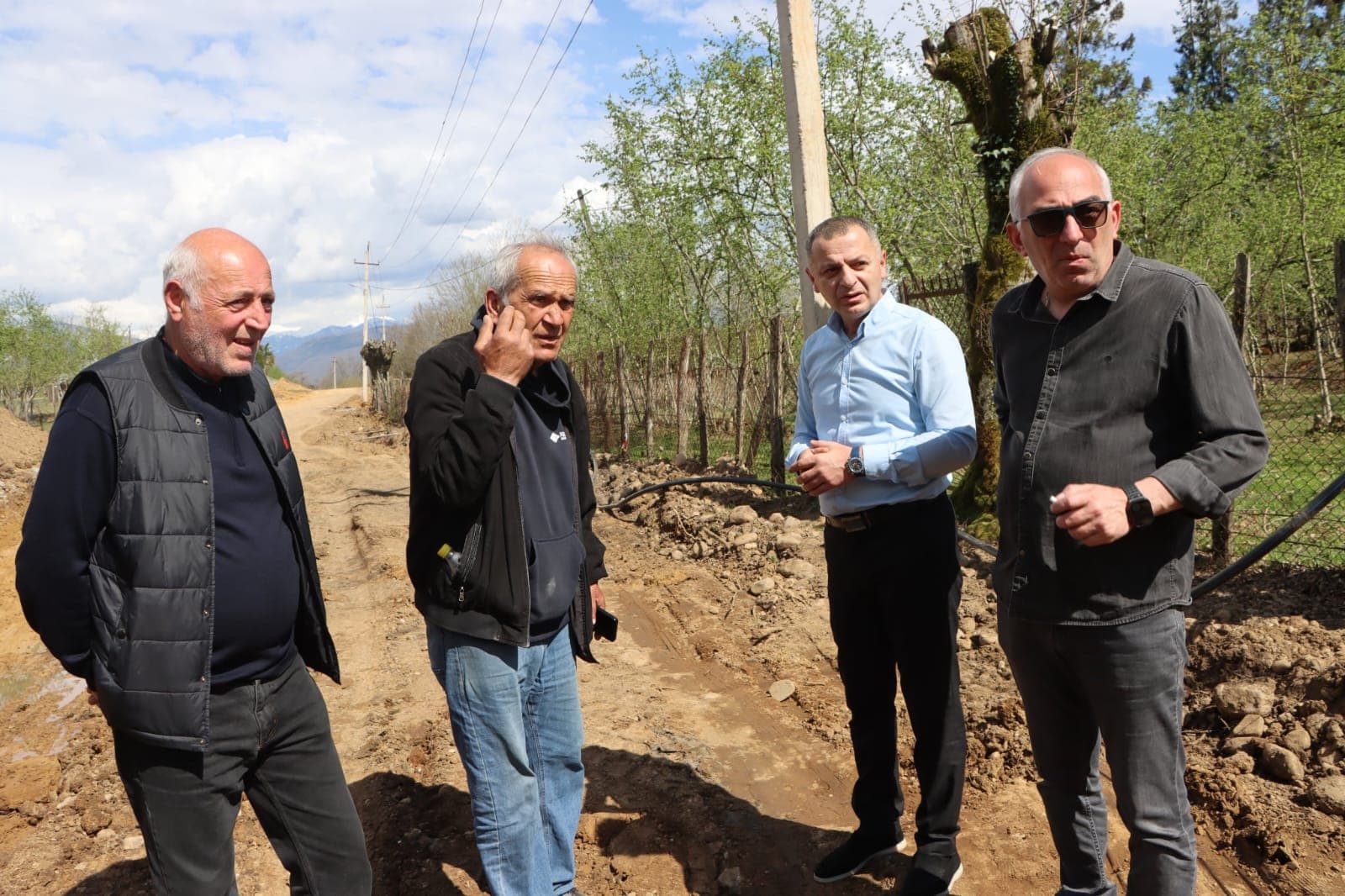 <p style="text-align: justify">ადგილობრივი მნიშვნელობის ნაკიფუ-ულურიას საავტომობილო გზის რეაბილიტაცია დაიწყო.</p><p style="text-align: justify">სამუშაოების მიმდინარეობას წალენჯიხის მუნიციპალიტეტის მერი გუბა საჯაია, მერის პირველ მოადგილესთან ბესიკ ფარცვანიასთან ერთად გაეცნო.</p><p style="text-align: justify">სარეაბილიტაციო მონაკვეთი 4 კილომეტრზე, ნაკიფუ-ულურია-ჩხოროწყუს მუნიციპალიტეტის სოფელ ჯუმითს დაუკავშირდება.</p><p style="text-align: justify">პროექტი სახელმწიფო ბიუჯეტიდან ფინანსდება და სამუშაოებს საავტომობილო გზების დეპარტამენტი ასრულებს. ამ ეტაპზე გზის ვაკისის მოხსნა-მოშანდაკების სამუშაოები მიმდინარეობს.</p><p style="text-align: justify">აღნიშნულ გზაზე ბოლო 30 წელზე მეტია სარეაბილიტაციო სამუშაოები არ ჩატარებულა, დაზიანებული საფარი კი მოსახლეობის ყოველდღიურ გადაადგილებას მნიშვნელოვნად ართულებდა.</p><p style="text-align: justify">პროექტის ფარგლებში განხორციელდება გზის სრული რეაბილიტაცია, ასფალტბეტონის საფარის მოწყობა, კიუვეტებისა და სანიაღვრე არხების გამართვა.</p>