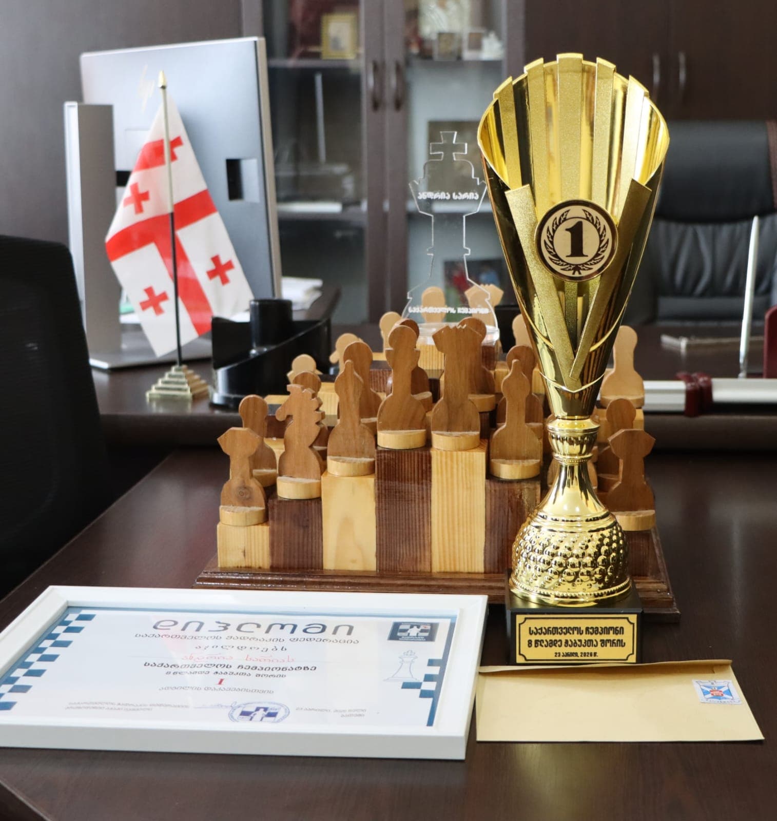 <p style="text-align: justify">წალენჯიხის მუნიციპალიტეტის მერმა გუბა საჯაიამ საქართველოს ჩემპიონს ჭადრაკში ანდრია სარიას მიღწეული წარმატება მიულოცა, ფულადი ჯილდო და სიმბოლური საჩუქარი გადასცა.</p><p style="text-align: justify">ანდრია ბათუმში საქართველოს ჭადრაკის ფედერაციის მიერ ორგანიზებული უმაღლესი ლიგის ჩემპიონატში 8 წლამდე ასაკის ჭაბუკთა შორის მონაწილეობდა, სადაც მან მორიგ დიდ წარმატებას მიაღწია.</p><p style="text-align: justify">წალენჯიხელი ანდრია სარია ა(ა)იპ წალენჯიხის სასპორტო ცენტრთან არსებული ჟორა მზარელუას სახელობის წალენჯიხის საჭადრაკო სკოლის მოსწავლეა.</p>