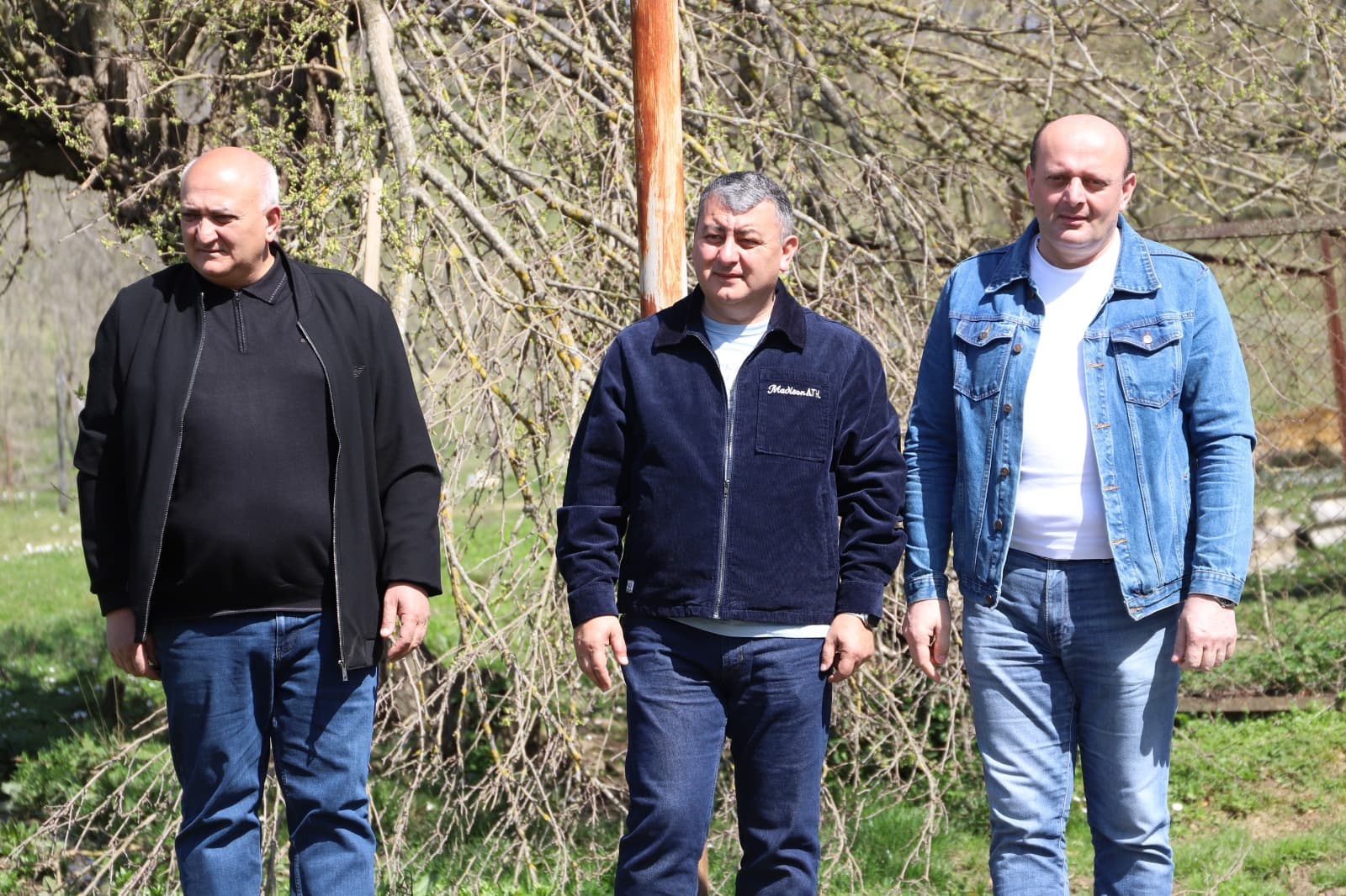 <p style="text-align: justify">თერჯოლის მუნიციპალიტეტის მერმა მანუჩარ რობაქიძემ საკრებულოს თავმჯდომარესთან სოსო ჩაფიჩაძესთან ერთად საგზაო ინფრასტრუქტურის სარეაბილიტაციო სამუშაოები დაათვალიერა.</p><p style="text-align: justify">მუნიციპალიტეტის მერიის ინფორმაციით, სოფელ ღვანკითში მიმდინარეობს ცენტრალური გზის სარეაბილიტაციო სამუშაოების მეორე ეტაპი. პროექტის ფარგლებში არმირებული ბეტონის საფარით რეაბილიტაცია ჩაუტარდება 3,2 კმ გზას. სამუშაოების ხელშეკრულების ღირებულება შეადგენს 887 000 ლარს.</p><p style="text-align: justify">სოფელ ეწერში მიმდინარეობს უკელებების უბანში არსებული გზის სარეაბილიტაციო სამუშაოების მეორე ეტაპი, პროექტის ფარგლებში არმირებული ბეტონის საფარით რეაბილიტაცია ჩაუტარდება 3,5 კმ გზას. სამუშაოების ხელშეკრულების ღირებულება შეადგენს 827 100 ლარს.</p><p style="text-align: justify">ორივე ინფრასტრუქტურული პროექტი გარდამავალია და უახლოეს პერიოდში დასრულდება.</p><p style="text-align: justify">ინფრასტრუქტურული პროექტების მონიტორინგს მერის პირველი მოადგილე ზვიად ბაზაძე ადმინისტრაციულ ერთეულებში სოფლის მაჟორიტარ დეპუტატებთან და მერის წარმომადგენლებთან ერთად ესწრებოდა.</p>