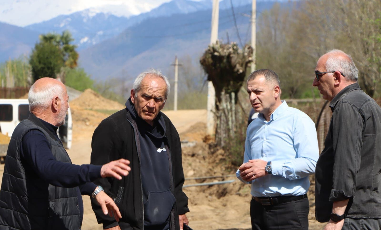 <p style="text-align: justify">ადგილობრივი მნიშვნელობის ნაკიფუ-ულურიას საავტომობილო გზის რეაბილიტაცია დაიწყო.</p><p style="text-align: justify">სამუშაოების მიმდინარეობას წალენჯიხის მუნიციპალიტეტის მერი გუბა საჯაია, მერის პირველ მოადგილესთან ბესიკ ფარცვანიასთან ერთად გაეცნო.</p><p style="text-align: justify">სარეაბილიტაციო მონაკვეთი 4 კილომეტრზე, ნაკიფუ-ულურია-ჩხოროწყუს მუნიციპალიტეტის სოფელ ჯუმითს დაუკავშირდება.</p><p style="text-align: justify">პროექტი სახელმწიფო ბიუჯეტიდან ფინანსდება და სამუშაოებს საავტომობილო გზების დეპარტამენტი ასრულებს. ამ ეტაპზე გზის ვაკისის მოხსნა-მოშანდაკების სამუშაოები მიმდინარეობს.</p><p style="text-align: justify">აღნიშნულ გზაზე ბოლო 30 წელზე მეტია სარეაბილიტაციო სამუშაოები არ ჩატარებულა, დაზიანებული საფარი კი მოსახლეობის ყოველდღიურ გადაადგილებას მნიშვნელოვნად ართულებდა.</p><p style="text-align: justify">პროექტის ფარგლებში განხორციელდება გზის სრული რეაბილიტაცია, ასფალტბეტონის საფარის მოწყობა, კიუვეტებისა და სანიაღვრე არხების გამართვა.</p>