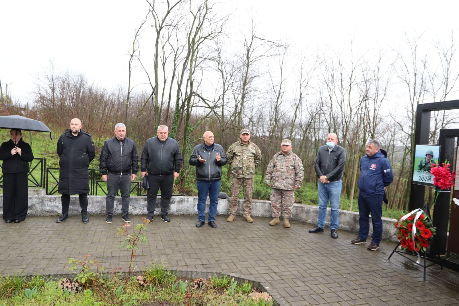 <p style="text-align: justify">თერჯოლის მუნიციპალიტეტის მერმა მანუჩარ რობაქიძემ, საკრებულოს თავმჯდომარე სოსო ჩაფიჩაძესთან, მოადგილეებთან და საკრებულოს წევრებთან ერთად, აგვისტოს ომში დაღუპული სამხედრო მოსამსახურის ალია ბარდაველიძის სახელობის მემორიალი გვირგვინით შეამკო და დაღუპული გმირის ხსოვნას პატივი მიაგო.</p><p style="text-align: justify">ალია ბარდაველიძეს დღეს 42 წელი შეუსრულდებოდა.</p><p style="text-align: justify">თერჯოლისა და ტყიბულის ეპარქიის სასულიერო პირმა, მამა ამირან ქარქაშაძემ გმირის სულის მოსახსენებელი პანაშვიდი გადაიხადა.</p><p style="text-align: justify">მემორიალთან ადგილობრივი თვითმმართველობის წარმომადგენლებთან ერთად, ალია ბარდაველიძის ოჯახის წევრები, მეგობრები და სამხედრო პირები იმყოფებოდნენ, რომლებმაც მისი გმირობის ისტორია გაიხსენეს.</p><p style="text-align: justify">ალია ბარდაველიძე - ლეიტენანტი, ვახტანგ გორგასლის I ხარისხის ორდენოსანია, რომელიც 2008 წლის რუსეთ-საქართველოს აგვისტოს ომში გმირულად დაიღუპა.</p>