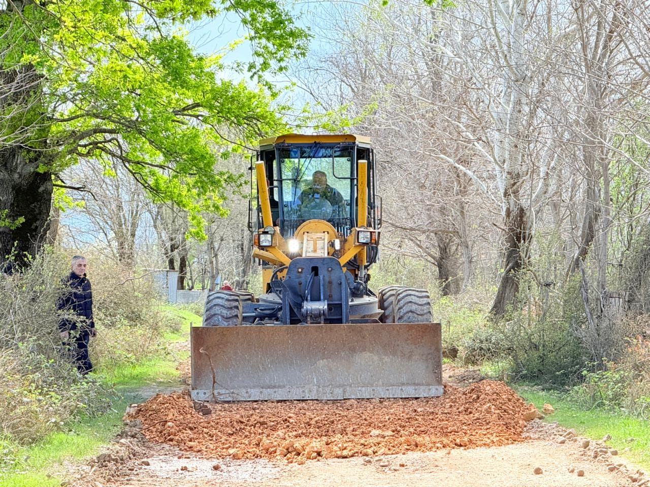 <p style="text-align: justify">თერჯოლის მუნიციპალიტეტში, აღდგომის დღესასწაულთან დაკავშირებით, სასაფლაოების მიმდებარე ტერიტორიების და მისასვლელი გზების მოწესრიგება მიმდინარეობს.</p><p style="text-align: justify">პრესსამსახურის ინფორმაციით, მუნიციპალიტეტის მასშტაბით, ყველა სასაფლაოსთან მისასვლელი გზა გაიწმინდება და მოიხრეშება, რათა მოსახლეობამ თავისუფლად და უსაფრთხოდ შეძლოს გადაადგილება.</p><p style="text-align: justify">სამუშაოები მუნიციპალიტეტის მერიისა და ა (ა) იპ დასუფთავებისა და კეთილმოწყობის მუნიციპალური ცენტრის ორგანიზებით მიმდინარეობს.</p>