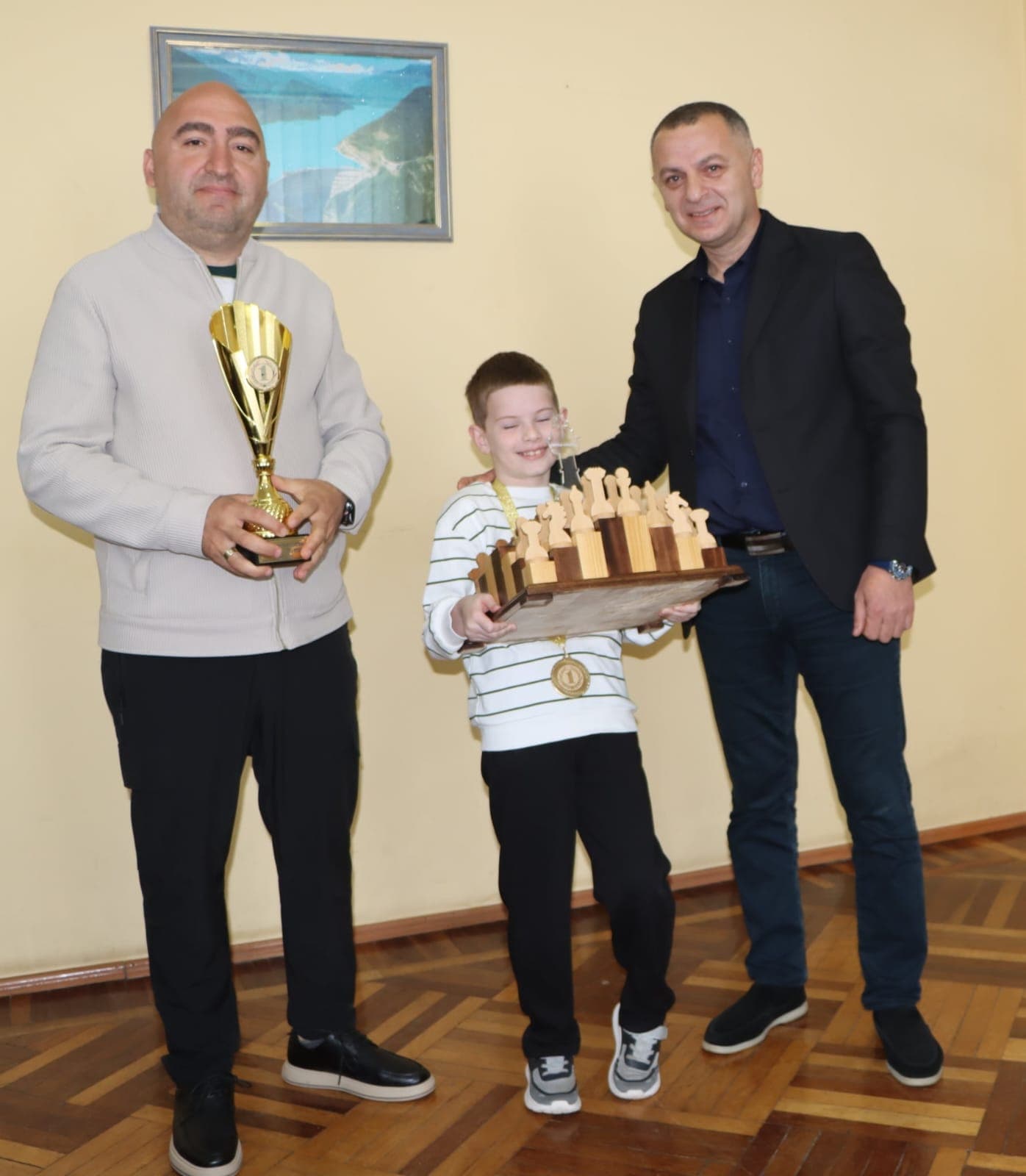 <p style="text-align: justify">წალენჯიხის მუნიციპალიტეტის მერმა გუბა საჯაიამ საქართველოს ჩემპიონს ჭადრაკში ანდრია სარიას მიღწეული წარმატება მიულოცა, ფულადი ჯილდო და სიმბოლური საჩუქარი გადასცა.</p><p style="text-align: justify">ანდრია ბათუმში საქართველოს ჭადრაკის ფედერაციის მიერ ორგანიზებული უმაღლესი ლიგის ჩემპიონატში 8 წლამდე ასაკის ჭაბუკთა შორის მონაწილეობდა, სადაც მან მორიგ დიდ წარმატებას მიაღწია.</p><p style="text-align: justify">წალენჯიხელი ანდრია სარია ა(ა)იპ წალენჯიხის სასპორტო ცენტრთან არსებული ჟორა მზარელუას სახელობის წალენჯიხის საჭადრაკო სკოლის მოსწავლეა.</p>