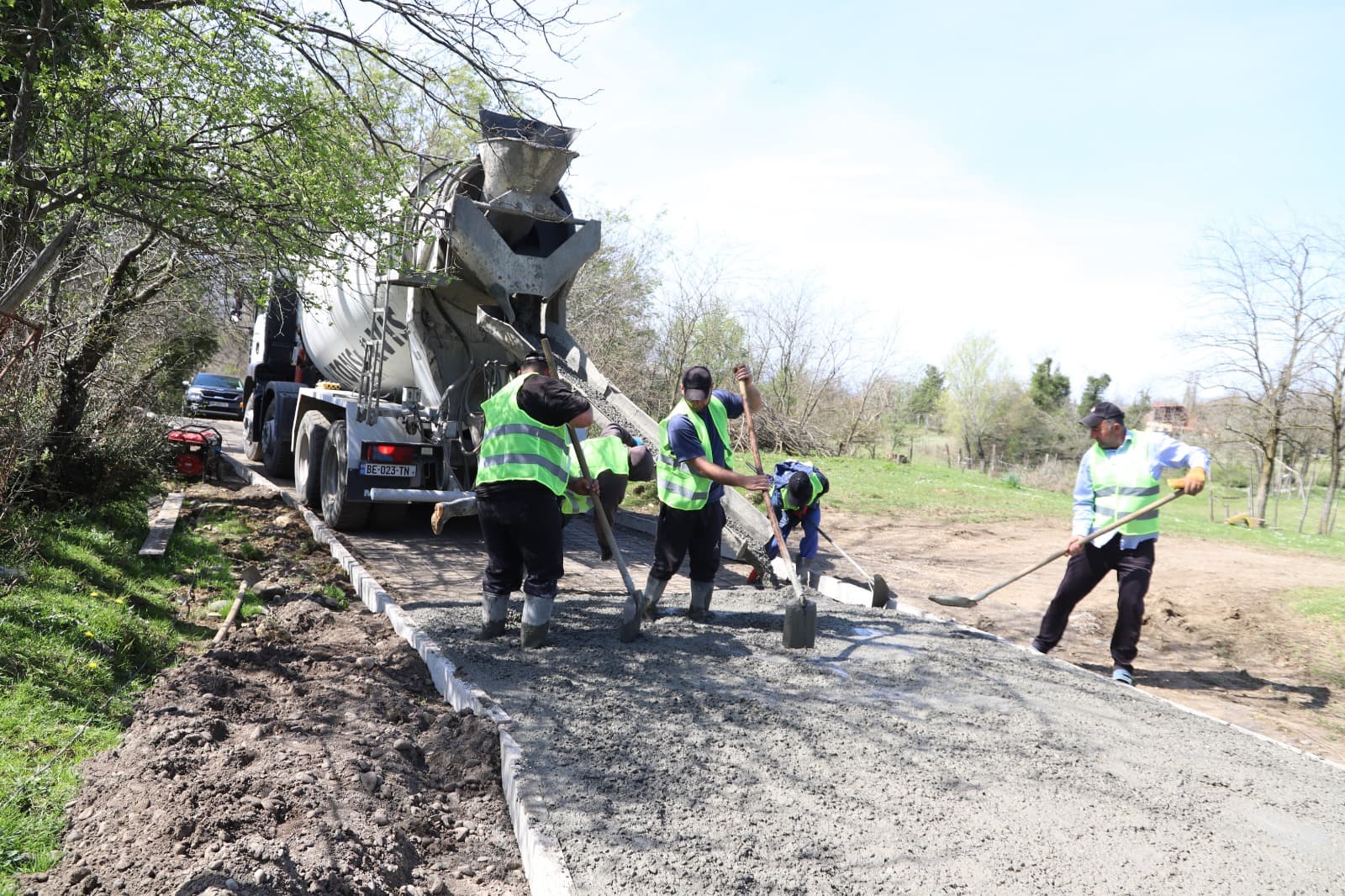 <p style="text-align: justify">თერჯოლის მუნიციპალიტეტის მერმა მანუჩარ რობაქიძემ საკრებულოს თავმჯდომარესთან სოსო ჩაფიჩაძესთან ერთად საგზაო ინფრასტრუქტურის სარეაბილიტაციო სამუშაოები დაათვალიერა.</p><p style="text-align: justify">მუნიციპალიტეტის მერიის ინფორმაციით, სოფელ ღვანკითში მიმდინარეობს ცენტრალური გზის სარეაბილიტაციო სამუშაოების მეორე ეტაპი. პროექტის ფარგლებში არმირებული ბეტონის საფარით რეაბილიტაცია ჩაუტარდება 3,2 კმ გზას. სამუშაოების ხელშეკრულების ღირებულება შეადგენს 887 000 ლარს.</p><p style="text-align: justify">სოფელ ეწერში მიმდინარეობს უკელებების უბანში არსებული გზის სარეაბილიტაციო სამუშაოების მეორე ეტაპი, პროექტის ფარგლებში არმირებული ბეტონის საფარით რეაბილიტაცია ჩაუტარდება 3,5 კმ გზას. სამუშაოების ხელშეკრულების ღირებულება შეადგენს 827 100 ლარს.</p><p style="text-align: justify">ორივე ინფრასტრუქტურული პროექტი გარდამავალია და უახლოეს პერიოდში დასრულდება.</p><p style="text-align: justify">ინფრასტრუქტურული პროექტების მონიტორინგს მერის პირველი მოადგილე ზვიად ბაზაძე ადმინისტრაციულ ერთეულებში სოფლის მაჟორიტარ დეპუტატებთან და მერის წარმომადგენლებთან ერთად ესწრებოდა.</p>