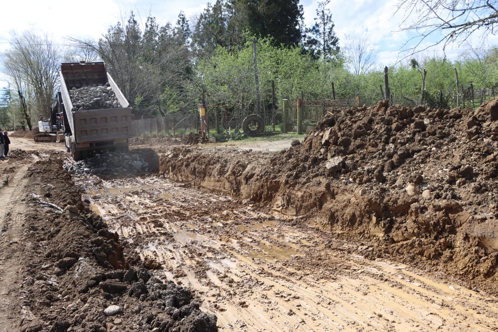 <p style="text-align: justify">ადგილობრივი მნიშვნელობის ნაკიფუ-ულურიას საავტომობილო გზის რეაბილიტაცია დაიწყო.</p><p style="text-align: justify">სამუშაოების მიმდინარეობას წალენჯიხის მუნიციპალიტეტის მერი გუბა საჯაია, მერის პირველ მოადგილესთან ბესიკ ფარცვანიასთან ერთად გაეცნო.</p><p style="text-align: justify">სარეაბილიტაციო მონაკვეთი 4 კილომეტრზე, ნაკიფუ-ულურია-ჩხოროწყუს მუნიციპალიტეტის სოფელ ჯუმითს დაუკავშირდება.</p><p style="text-align: justify">პროექტი სახელმწიფო ბიუჯეტიდან ფინანსდება და სამუშაოებს საავტომობილო გზების დეპარტამენტი ასრულებს. ამ ეტაპზე გზის ვაკისის მოხსნა-მოშანდაკების სამუშაოები მიმდინარეობს.</p><p style="text-align: justify">აღნიშნულ გზაზე ბოლო 30 წელზე მეტია სარეაბილიტაციო სამუშაოები არ ჩატარებულა, დაზიანებული საფარი კი მოსახლეობის ყოველდღიურ გადაადგილებას მნიშვნელოვნად ართულებდა.</p><p style="text-align: justify">პროექტის ფარგლებში განხორციელდება გზის სრული რეაბილიტაცია, ასფალტბეტონის საფარის მოწყობა, კიუვეტებისა და სანიაღვრე არხების გამართვა.</p>