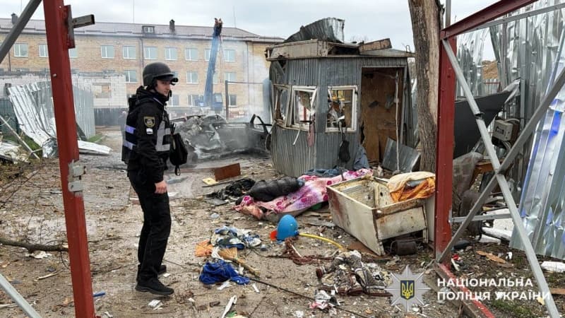 <p style="text-align: justify">3 აპრილს რუსეთმა უკრაინაზე მასშტაბური, კომბინირებული საარტილერიო შეტევა განახორციელა, რომელშიც 500-ზე მეტი დრონი და ფრთოსანი რაკეტა გამოიყენა. დარტყმის ქვეშ აღმოჩნდა - საცხოვრებელი შენობები, სავაჭრო ცენტრები და ვეტერინარული კლინიკაც კი. არიან დაღუპულები და დაშავებულები.</p><p style="text-align: justify">რუსებმა სულ 37 რაკეტა და 542 დრონი გაუშვეს. საჰაერო თავდაცვის სისტემებმა ჩამოაგდო 25 რაკეტა და 515 დრონი.</p><p style="text-align: justify">კიევის ოლქში საჰაერო დარტყმა განხორციელდა მაღალსართულიან შენობაზე და ვეტერინარულ კლინიკაზე (მოკლულია 20 ცხოველი). ერთი ადამიანი დაიღუპა და რვა დაშავდა.</p><p style="text-align: justify">ხარკოვზე ორი დღის განმავლობაში 37 დარტყმა განხორციელდა. დაზიანდა 25 მაღალსართულიანი შენობა და ეკლესია, დაშავებულია ხუთი ადამიანი.</p><p style="text-align: justify">ჟიტომირის ოლქი: ერთი ადამიანი დაიღუპა, ოთხი დაჭრილი ნანგრევებიდან გამოიყვანეს. დაზიანდა 15 სახლი.</p><p style="text-align: justify">სუმი: დაბომბეს ქალაქის ცენტრში მდებარე სავაჭრო ცენტრი, დაშავდა ოთხი ადამიანი, მათ შორის მიკროავტობუსის მძღოლი.</p><p style="text-align: justify">პოლტავა: დაზიანდა მრავალსართულიანი შენობა და ავტოფარეხი. ერთი ადამიანი დაშავდა.</p><p style="text-align: justify">დაბომბვის გამო ელექტროენერგიის გათიშვა და ქსელის ახალი დაზიანება დაფიქსირდა სუმის, ხარკოვის, ჩერნიგოვის, დონეცკის, დნეპროპეტროვსკის და ზაპოროჟიეს რეგიონებში.</p><p style="text-align: justify">რუსული დრონების თავდასხმა უკრაინაზე 3 აპრილის ღამე დაიწყო და დღეს შუადღემდე გაგრძელდა.</p>