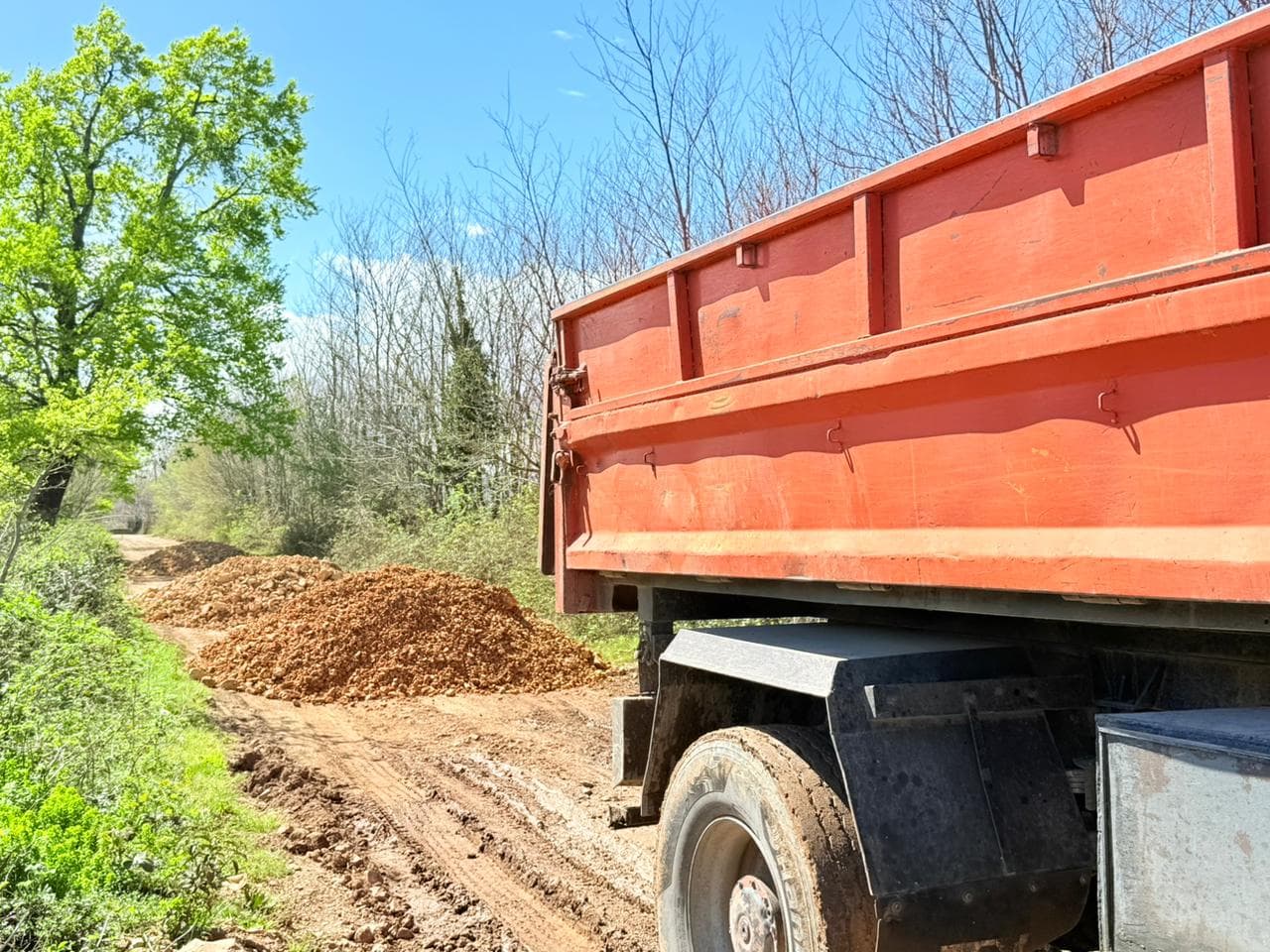 <p style="text-align: justify">თერჯოლის მუნიციპალიტეტში, აღდგომის დღესასწაულთან დაკავშირებით, სასაფლაოების მიმდებარე ტერიტორიების და მისასვლელი გზების მოწესრიგება მიმდინარეობს.</p><p style="text-align: justify">პრესსამსახურის ინფორმაციით, მუნიციპალიტეტის მასშტაბით, ყველა სასაფლაოსთან მისასვლელი გზა გაიწმინდება და მოიხრეშება, რათა მოსახლეობამ თავისუფლად და უსაფრთხოდ შეძლოს გადაადგილება.</p><p style="text-align: justify">სამუშაოები მუნიციპალიტეტის მერიისა და ა (ა) იპ დასუფთავებისა და კეთილმოწყობის მუნიციპალური ცენტრის ორგანიზებით მიმდინარეობს.</p>