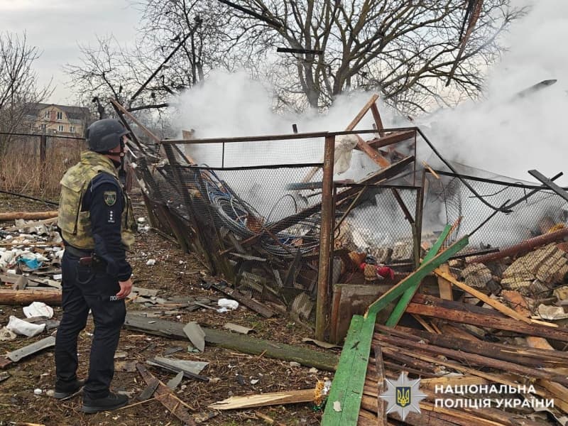 <p style="text-align: justify">3 აპრილს რუსეთმა უკრაინაზე მასშტაბური, კომბინირებული საარტილერიო შეტევა განახორციელა, რომელშიც 500-ზე მეტი დრონი და ფრთოსანი რაკეტა გამოიყენა. დარტყმის ქვეშ აღმოჩნდა - საცხოვრებელი შენობები, სავაჭრო ცენტრები და ვეტერინარული კლინიკაც კი. არიან დაღუპულები და დაშავებულები.</p><p style="text-align: justify">რუსებმა სულ 37 რაკეტა და 542 დრონი გაუშვეს. საჰაერო თავდაცვის სისტემებმა ჩამოაგდო 25 რაკეტა და 515 დრონი.</p><p style="text-align: justify">კიევის ოლქში საჰაერო დარტყმა განხორციელდა მაღალსართულიან შენობაზე და ვეტერინარულ კლინიკაზე (მოკლულია 20 ცხოველი). ერთი ადამიანი დაიღუპა და რვა დაშავდა.</p><p style="text-align: justify">ხარკოვზე ორი დღის განმავლობაში 37 დარტყმა განხორციელდა. დაზიანდა 25 მაღალსართულიანი შენობა და ეკლესია, დაშავებულია ხუთი ადამიანი.</p><p style="text-align: justify">ჟიტომირის ოლქი: ერთი ადამიანი დაიღუპა, ოთხი დაჭრილი ნანგრევებიდან გამოიყვანეს. დაზიანდა 15 სახლი.</p><p style="text-align: justify">სუმი: დაბომბეს ქალაქის ცენტრში მდებარე სავაჭრო ცენტრი, დაშავდა ოთხი ადამიანი, მათ შორის მიკროავტობუსის მძღოლი.</p><p style="text-align: justify">პოლტავა: დაზიანდა მრავალსართულიანი შენობა და ავტოფარეხი. ერთი ადამიანი დაშავდა.</p><p style="text-align: justify">დაბომბვის გამო ელექტროენერგიის გათიშვა და ქსელის ახალი დაზიანება დაფიქსირდა სუმის, ხარკოვის, ჩერნიგოვის, დონეცკის, დნეპროპეტროვსკის და ზაპოროჟიეს რეგიონებში.</p><p style="text-align: justify">რუსული დრონების თავდასხმა უკრაინაზე 3 აპრილის ღამე დაიწყო და დღეს შუადღემდე გაგრძელდა.</p>