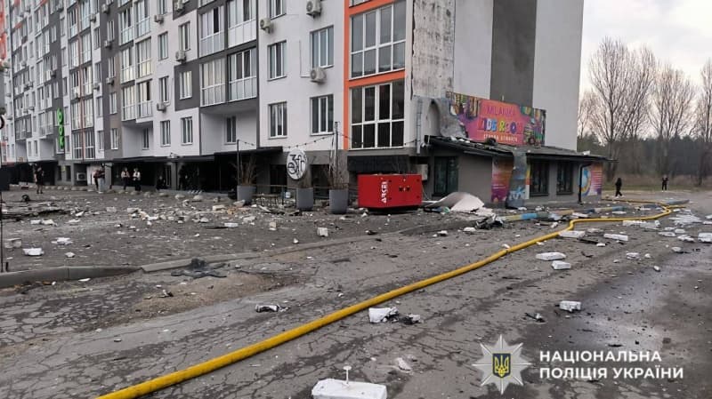 <p style="text-align: justify">3 აპრილს რუსეთმა უკრაინაზე მასშტაბური, კომბინირებული საარტილერიო შეტევა განახორციელა, რომელშიც 500-ზე მეტი დრონი და ფრთოსანი რაკეტა გამოიყენა. დარტყმის ქვეშ აღმოჩნდა - საცხოვრებელი შენობები, სავაჭრო ცენტრები და ვეტერინარული კლინიკაც კი. არიან დაღუპულები და დაშავებულები.</p><p style="text-align: justify">რუსებმა სულ 37 რაკეტა და 542 დრონი გაუშვეს. საჰაერო თავდაცვის სისტემებმა ჩამოაგდო 25 რაკეტა და 515 დრონი.</p><p style="text-align: justify">კიევის ოლქში საჰაერო დარტყმა განხორციელდა მაღალსართულიან შენობაზე და ვეტერინარულ კლინიკაზე (მოკლულია 20 ცხოველი). ერთი ადამიანი დაიღუპა და რვა დაშავდა.</p><p style="text-align: justify">ხარკოვზე ორი დღის განმავლობაში 37 დარტყმა განხორციელდა. დაზიანდა 25 მაღალსართულიანი შენობა და ეკლესია, დაშავებულია ხუთი ადამიანი.</p><p style="text-align: justify">ჟიტომირის ოლქი: ერთი ადამიანი დაიღუპა, ოთხი დაჭრილი ნანგრევებიდან გამოიყვანეს. დაზიანდა 15 სახლი.</p><p style="text-align: justify">სუმი: დაბომბეს ქალაქის ცენტრში მდებარე სავაჭრო ცენტრი, დაშავდა ოთხი ადამიანი, მათ შორის მიკროავტობუსის მძღოლი.</p><p style="text-align: justify">პოლტავა: დაზიანდა მრავალსართულიანი შენობა და ავტოფარეხი. ერთი ადამიანი დაშავდა.</p><p style="text-align: justify">დაბომბვის გამო ელექტროენერგიის გათიშვა და ქსელის ახალი დაზიანება დაფიქსირდა სუმის, ხარკოვის, ჩერნიგოვის, დონეცკის, დნეპროპეტროვსკის და ზაპოროჟიეს რეგიონებში.</p><p style="text-align: justify">რუსული დრონების თავდასხმა უკრაინაზე 3 აპრილის ღამე დაიწყო და დღეს შუადღემდე გაგრძელდა.</p>