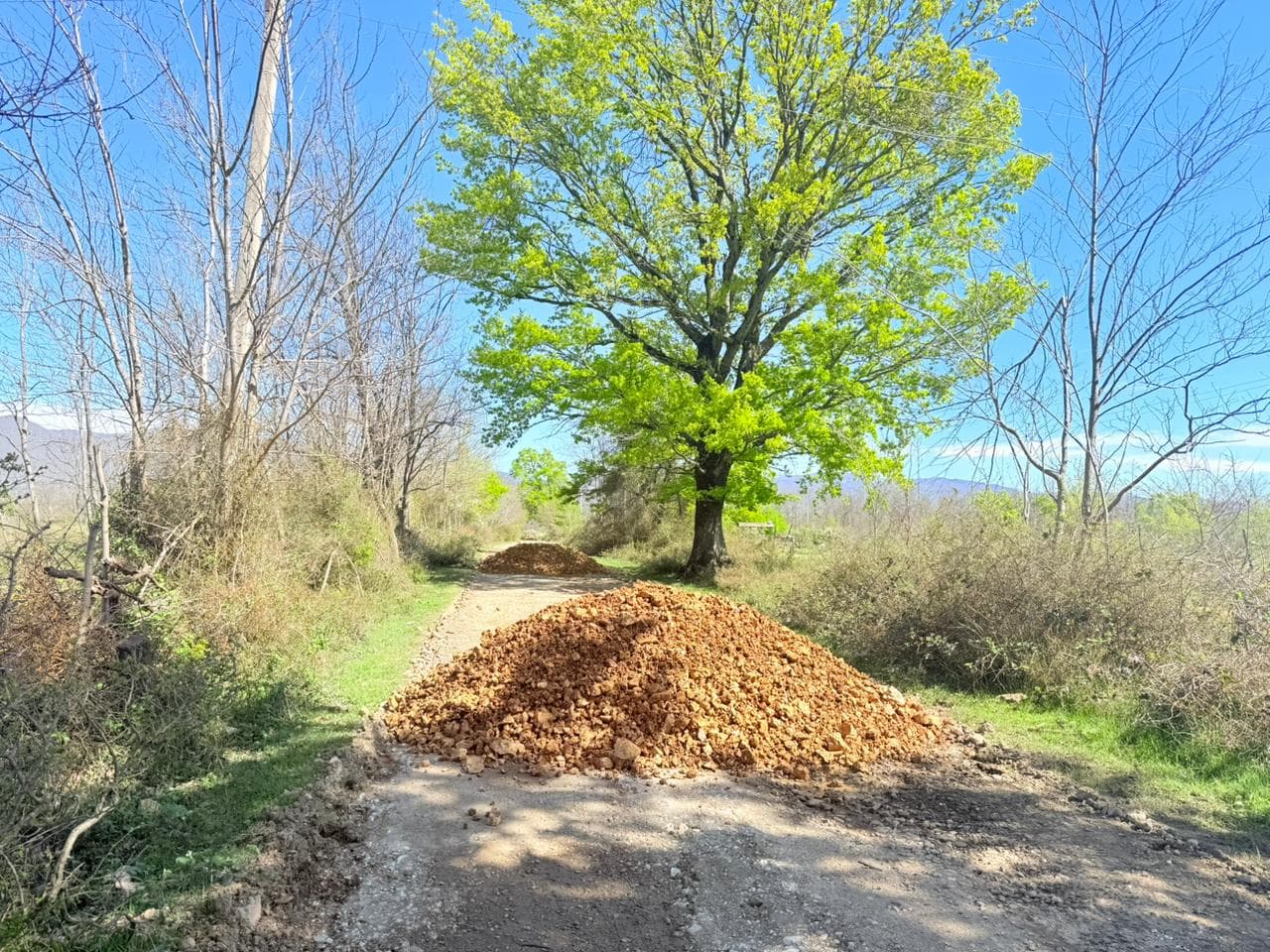 <p style="text-align: justify">თერჯოლის მუნიციპალიტეტში, აღდგომის დღესასწაულთან დაკავშირებით, სასაფლაოების მიმდებარე ტერიტორიების და მისასვლელი გზების მოწესრიგება მიმდინარეობს.</p><p style="text-align: justify">პრესსამსახურის ინფორმაციით, მუნიციპალიტეტის მასშტაბით, ყველა სასაფლაოსთან მისასვლელი გზა გაიწმინდება და მოიხრეშება, რათა მოსახლეობამ თავისუფლად და უსაფრთხოდ შეძლოს გადაადგილება.</p><p style="text-align: justify">სამუშაოები მუნიციპალიტეტის მერიისა და ა (ა) იპ დასუფთავებისა და კეთილმოწყობის მუნიციპალური ცენტრის ორგანიზებით მიმდინარეობს.</p>