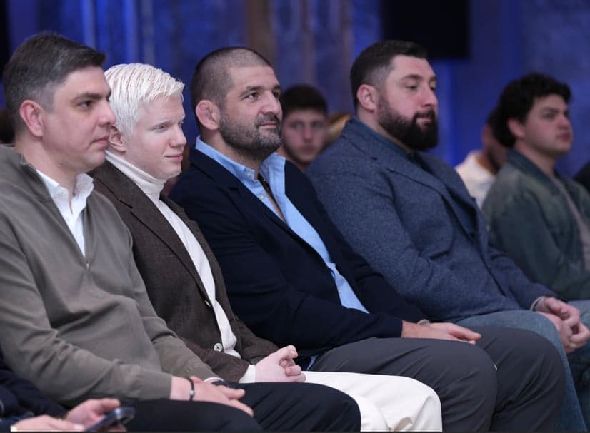 შეკვეთილში "ქართული ოცნების" ახალგაზრდული ორგანიზაციის კონფერენციაზე ცოტნე ივანიშვილიც იმყოფება