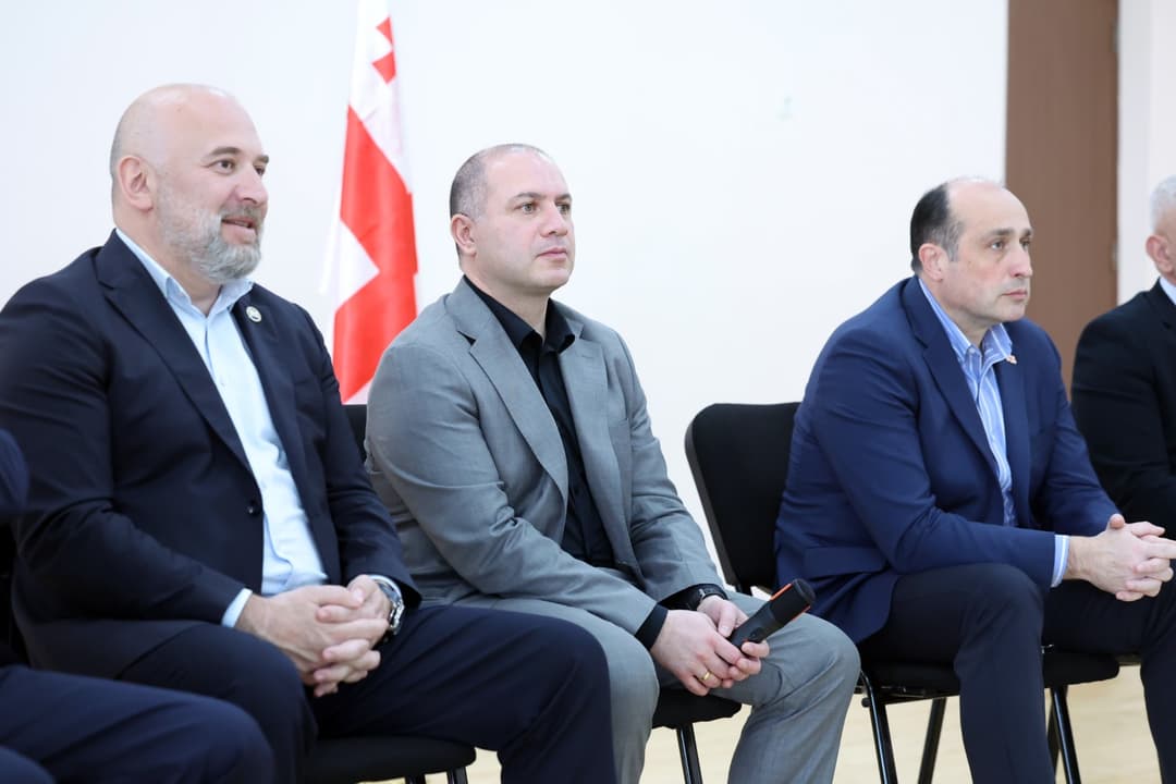 გივი მიქანაძე ზესტაფონში იმერეთის რეგიონის საჯარო სკოლების მოსწავლეთა მშობლებს შეხვდა