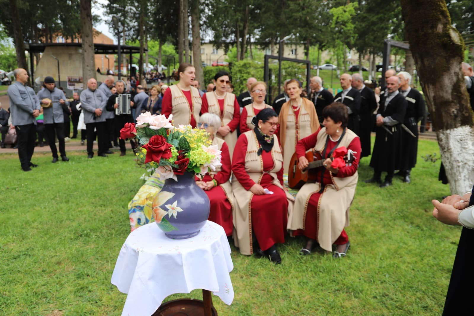 <p style="text-align: justify">თერჯოლაში, მუნიციპალიტეტის მერის მხარდაჭერით და მერიის განათლების, კულტურის, სპორტის და ახალგაზრდულ საქმეთა სამსახურის ორგანიზებით, ეროვნული სამოსის დღე აღინიშნა.</p><p style="text-align: justify">ღონისძიების ფარგლებში ქალაქის ცენტრში არსებული ხარების სახელობის ტაძრიდან მოსწავლეთა კოსტიუმირებული მსვლელობა გაიმართა; ლ.გოგიაშვილის სახელობის სკვერში მოეწყო ადგილობრივი მეწარმეებისა, კულტურის და მოსწავლე ახალგაზრდობის აიპების მოსწავლეთა ნამუშევრების გამოფენა; საქართველოს სხვადასხვა კუთხეების სამოსისა და ეთნოგრაფიის წარმოდგენა სკოლების, ანსამბლების და აიპების მონაწილეობით; ღონისძიებების დასასრულს, ადგილობრივი ანსამბლების მონაწილეობით ჩატარდა კონცერტი ამფითეატრის სცენაზე. მადლობის სიგელებით დაჯილდოვდნენ ღონისძიებაში მონაწილე დაწესებულებები.</p><p style="text-align: justify">ეროვნული სამოსის დღე თერჯოლელებს მიულოცეს მუნიციპალიტეტის მერმა მანუჩარ რობაქიძემ, საკრებულოს თავმჯდომარე სოსო ჩაფიჩაძემ და თერჯოლისა და ტყიბულის ეპარქიის მიტროპოლიტმა მეუფე გიორგიმ.</p><p style="text-align: justify">საქართველოში ეროვნული სამოსის დღე 2016 წელს დაწესდა, რომლის მიზანია ქართული კულტურის პოპულარიზაცია და ქვეყნის საზღვრებს გარეთ გატანა.</p><p style="text-align: justify">18 მაისი ეროვნული სამოსის დღე თერჯოლაში 2024 წლიდან აღინიშნება.</p>
