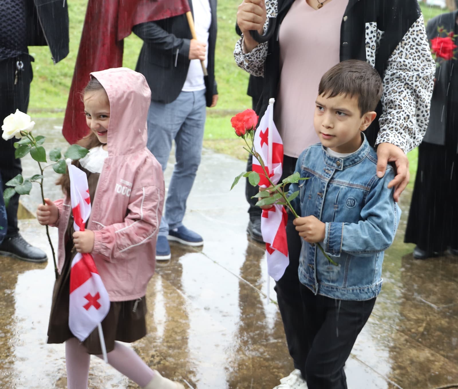 <p style="text-align: justify">თერჯოლის მუნიციპალიტეტის მერი მანუჩარ რობაქიძე, საკრებულოს თავმჯდომარე სოსო ჩაფიჩაძესთან ერთად საქართველოს დამოუკიდებლობის დღისადმი მიძღვნილ სხვადასხვა სახის ღონისძიებებში ჩაერთო. </p><p style="text-align: justify">26 მაისის პროგრამა სკანდის ისტორიულ ციხეზე საზეიმო მსვლელობით დაიწყო, სადაც ხელმძღვანელმა პირებმა სახელმწიფო დროშა აღმართეს. </p><p style="text-align: justify">მსვლელობის შემდეგ, თერჯოლის მუნიციპალიტეტის მერმა მანუჩარ რობაქიძემ, საკრებულოს თავმჯდომარესთან ერთად გვირგვინით შეამკო გმირთა დიდების მემორიალი და მოსახლეობას დამოუკიდებლობის დღე მიულოცა.</p><p style="text-align: justify">ადგილობრივი ხელისუფლების წარმომადგენლებმა ასევე პატივი მიაგეს ეროვნული მოძრაობის ერთ-ერთი ლიდერის ვანო ხუხუნაიშვილის ხსოვნას და მისი საფლავი ყვავილებით შეამკეს.</p><p style="text-align: justify">თერჯოლაში, მერიის განათლების, კულტურის, სპორტის და ახალგაზრდულ საქმეთა ორგანიზებით მოწყობილი აქტივობების ფარგლებში, ასევე ჩატარდება სპორტული და მუსიკალური ღონისძიებები.</p><p> </p>