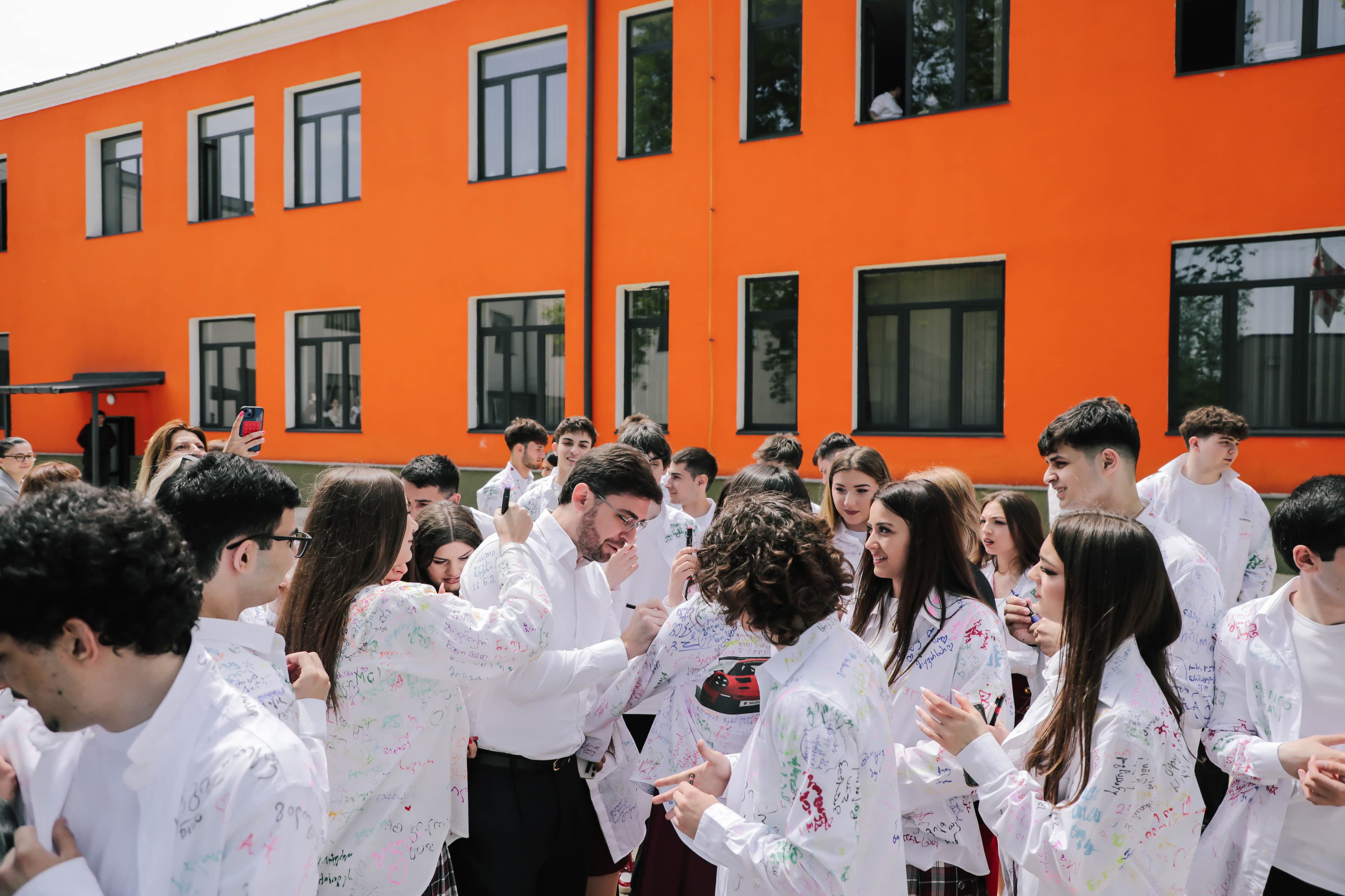 <p style="text-align: justify">ქალაქ ფოთში 368 მოსწავლისათვის ბოლო ზარი დაირეკა.</p><p style="text-align: justify">ფოთის მერმა ბექა ვაჭარაძემ კურსდამთავრებულებს სკოლის დამთავრება მიულოცა და წარმატებული მომავალი უსურვა.</p><p style="text-align: justify">"ცხოვრების ახალი ეტაპის დაწყებას გილოცავთ, მეგობრებო. იბრწყინეთ ყველგან, სადაც იქნებით“ - აღნიშნა ფოთის მერმა ბექა ვაჭარაძემ.</p><p> </p>