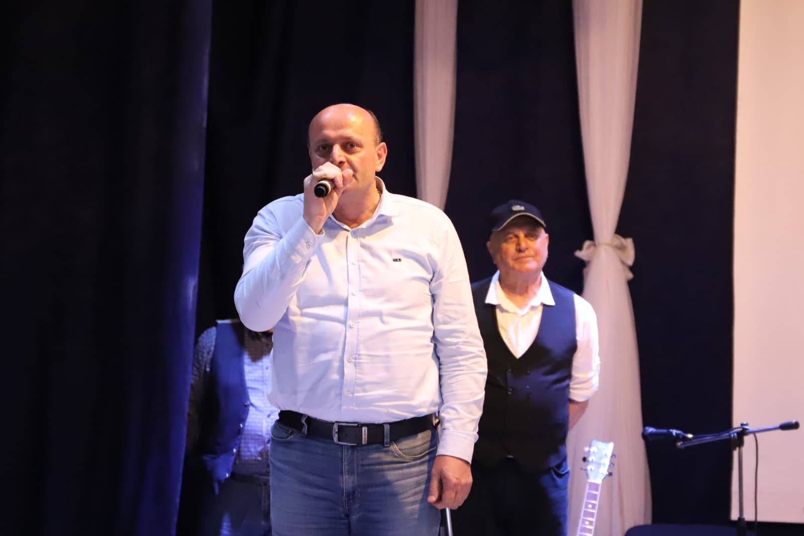 <p style="text-align: justify">თერჯოლის მუნიციპალიტეტის მერი მანუჩარ რობაქიძე, საკრებულოს თავმჯდომარე სოსო ჩაფიჩაძესთან ერთად, ანსამბლ "შესანიშნავი შვიდეულის" კონცერტს დაესწრო.</p><p style="text-align: justify">ღონისძიებას სახელწოდებით "მიყვარხარ საქართველო", თერჯოლის კულტურის სახლმა უმასპინძლა.</p><p style="text-align: justify">ყველა თაობისთვის საყვარელი რეპერტუარით და მონატრებული ჰიტებით წარდგნენ თერჯოლელი მსმენელის წინაშე ქართული ესტრადის ვარსკვლავები: ბესო კალანდაძე, ნუგზარ ერგემლიძე, ნუგზარ კვაშალი, ზურაბ კობეშავიძე, კაკო ვაშალომიძე, ზურაბ ცისკარიძე, ვახტანგ ტატიშვილი და მერაბ სანოძე.</p><p style="text-align: justify">თერჯოლაში "შესანიშნავი შვიდეულის" კონცერტი საქართველოს კულტურის სამინისტროს და "შემოქმედებითი საქართველოს" მხარდაჭერით და მუნიციპალიტეტის მერიის განათლების, კულტურის, სპორტის და ახალგაზრდულ საქმეთა სამსახურის ორგანიზებით მოეწყო.</p><p style="text-align: justify">ღონისძიებას ადგილობრივი ხელისუფლების წარმომადგენლებთან ერთად მუნიციპალიტეტის სკოლის მოსწავლეები დაესწრნენ.</p>