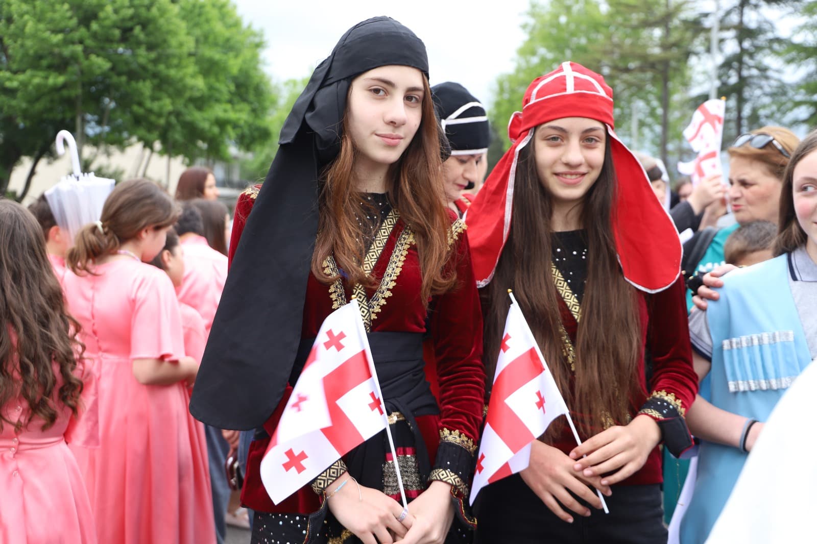 <p style="text-align: justify">თერჯოლაში, მუნიციპალიტეტის მერის მხარდაჭერით და მერიის განათლების, კულტურის, სპორტის და ახალგაზრდულ საქმეთა სამსახურის ორგანიზებით, ეროვნული სამოსის დღე აღინიშნა.</p><p style="text-align: justify">ღონისძიების ფარგლებში ქალაქის ცენტრში არსებული ხარების სახელობის ტაძრიდან მოსწავლეთა კოსტიუმირებული მსვლელობა გაიმართა; ლ.გოგიაშვილის სახელობის სკვერში მოეწყო ადგილობრივი მეწარმეებისა, კულტურის და მოსწავლე ახალგაზრდობის აიპების მოსწავლეთა ნამუშევრების გამოფენა; საქართველოს სხვადასხვა კუთხეების სამოსისა და ეთნოგრაფიის წარმოდგენა სკოლების, ანსამბლების და აიპების მონაწილეობით; ღონისძიებების დასასრულს, ადგილობრივი ანსამბლების მონაწილეობით ჩატარდა კონცერტი ამფითეატრის სცენაზე. მადლობის სიგელებით დაჯილდოვდნენ ღონისძიებაში მონაწილე დაწესებულებები.</p><p style="text-align: justify">ეროვნული სამოსის დღე თერჯოლელებს მიულოცეს მუნიციპალიტეტის მერმა მანუჩარ რობაქიძემ, საკრებულოს თავმჯდომარე სოსო ჩაფიჩაძემ და თერჯოლისა და ტყიბულის ეპარქიის მიტროპოლიტმა მეუფე გიორგიმ.</p><p style="text-align: justify">საქართველოში ეროვნული სამოსის დღე 2016 წელს დაწესდა, რომლის მიზანია ქართული კულტურის პოპულარიზაცია და ქვეყნის საზღვრებს გარეთ გატანა.</p><p style="text-align: justify">18 მაისი ეროვნული სამოსის დღე თერჯოლაში 2024 წლიდან აღინიშნება.</p>