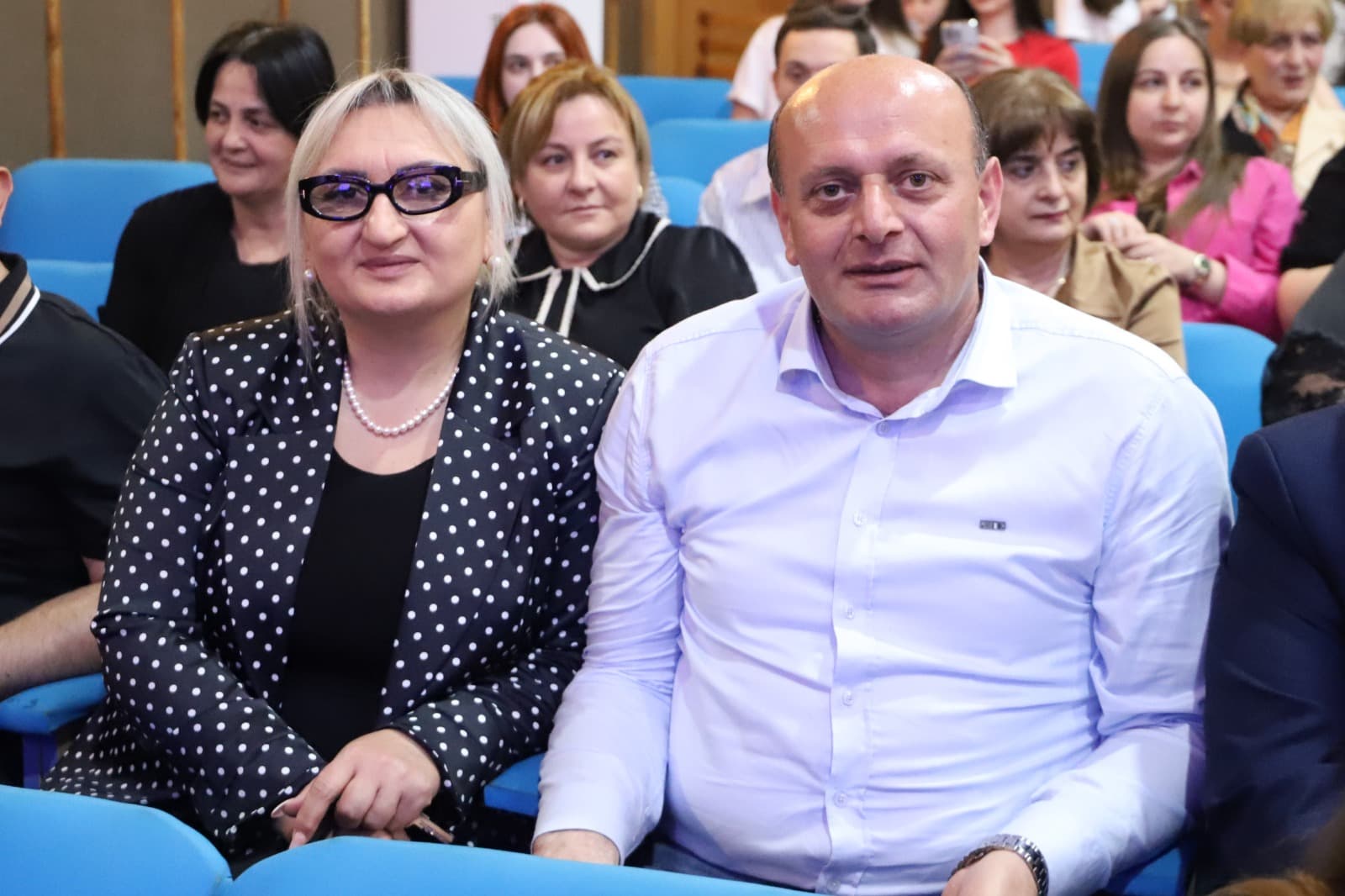 <p style="text-align: justify">თერჯოლის მუნიციპალიტეტის მერი მანუჩარ რობაქიძე, საკრებულოს თავმჯდომარე სოსო ჩაფიჩაძესთან ერთად, ანსამბლ "შესანიშნავი შვიდეულის" კონცერტს დაესწრო.</p><p style="text-align: justify">ღონისძიებას სახელწოდებით "მიყვარხარ საქართველო", თერჯოლის კულტურის სახლმა უმასპინძლა.</p><p style="text-align: justify">ყველა თაობისთვის საყვარელი რეპერტუარით და მონატრებული ჰიტებით წარდგნენ თერჯოლელი მსმენელის წინაშე ქართული ესტრადის ვარსკვლავები: ბესო კალანდაძე, ნუგზარ ერგემლიძე, ნუგზარ კვაშალი, ზურაბ კობეშავიძე, კაკო ვაშალომიძე, ზურაბ ცისკარიძე, ვახტანგ ტატიშვილი და მერაბ სანოძე.</p><p style="text-align: justify">თერჯოლაში "შესანიშნავი შვიდეულის" კონცერტი საქართველოს კულტურის სამინისტროს და "შემოქმედებითი საქართველოს" მხარდაჭერით და მუნიციპალიტეტის მერიის განათლების, კულტურის, სპორტის და ახალგაზრდულ საქმეთა სამსახურის ორგანიზებით მოეწყო.</p><p style="text-align: justify">ღონისძიებას ადგილობრივი ხელისუფლების წარმომადგენლებთან ერთად მუნიციპალიტეტის სკოლის მოსწავლეები დაესწრნენ.</p>