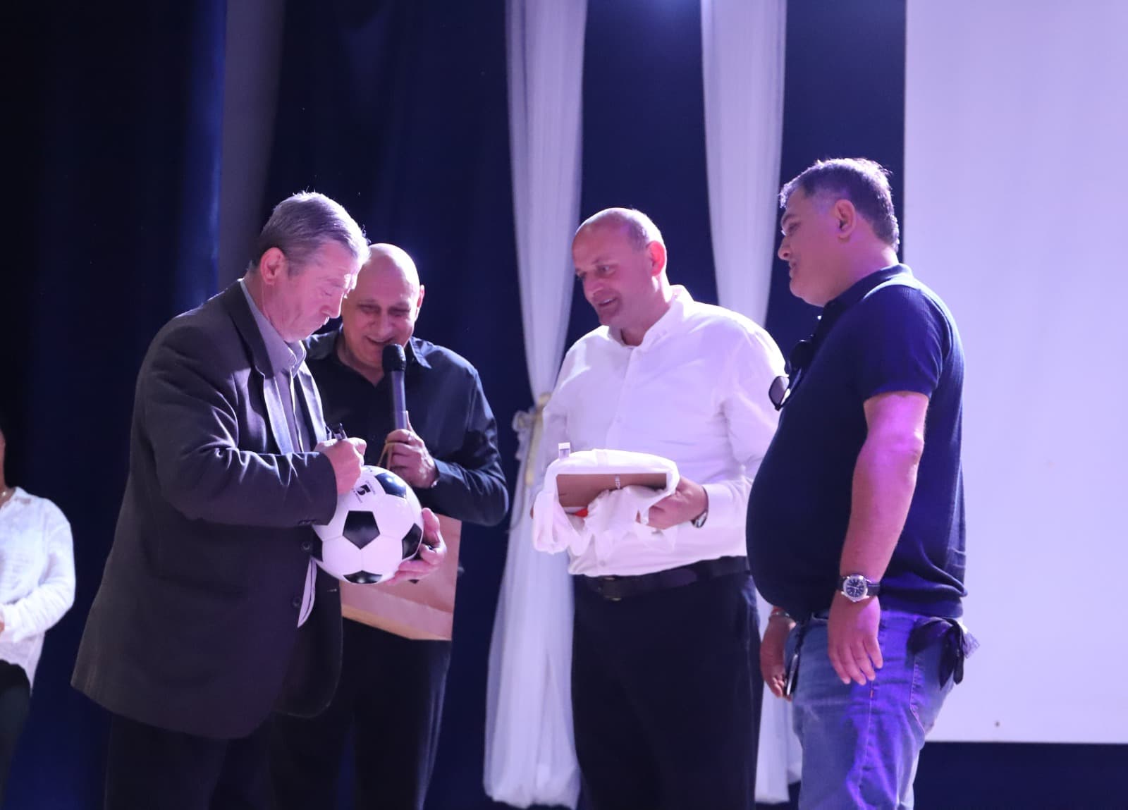 <p style="text-align: justify">მუნიციპალიტეტის მერიის მხარდაჭერით, თერჯოლაში ცნობილი ქართველი ფეხბურთელის გელა კეტაშვილის საღამო გაიმართა. ღონისძიებას მუნიციპალიტეტის მერი მანუჩარ რობაქიძე დაესწრო, საკრებულოს თავმჯდომარე სოსო ჩაფიჩაძესთან და ადგილობრივი ხელისუფლების წარმომადგენლებთან ერთად.</p><p style="text-align: justify">კულტურის სახლში გამართული ღონისძიების ფარგლებში, ჩატარდა ლეგენდარული ფეხბურთელის შესახებ წიგნის პრეზენტაცია, ადგილობრივი ანსამბლების საკონცერტო ნომრებთან ერთად, მოეწყო ფილმის ჩვენებაც.</p><p style="text-align: justify">ფეხბურთში პირველ და ერთადერთ ოლიმპიურ ჩემპიონს გელა კეტაშვილის მუნიციპალიტეტის ხელმძღვანელი პირები და სპორტსმენები შეხვდნენ. </p><p style="text-align: justify">ცნობილი ფეხბურთელის პატივსაცემი საღამო, მერიის განათლების კულტურის, სპორტის და ახალგაზრდულ საქმეთა სამსახურის ორგანიზებით მოეწყო.</p>