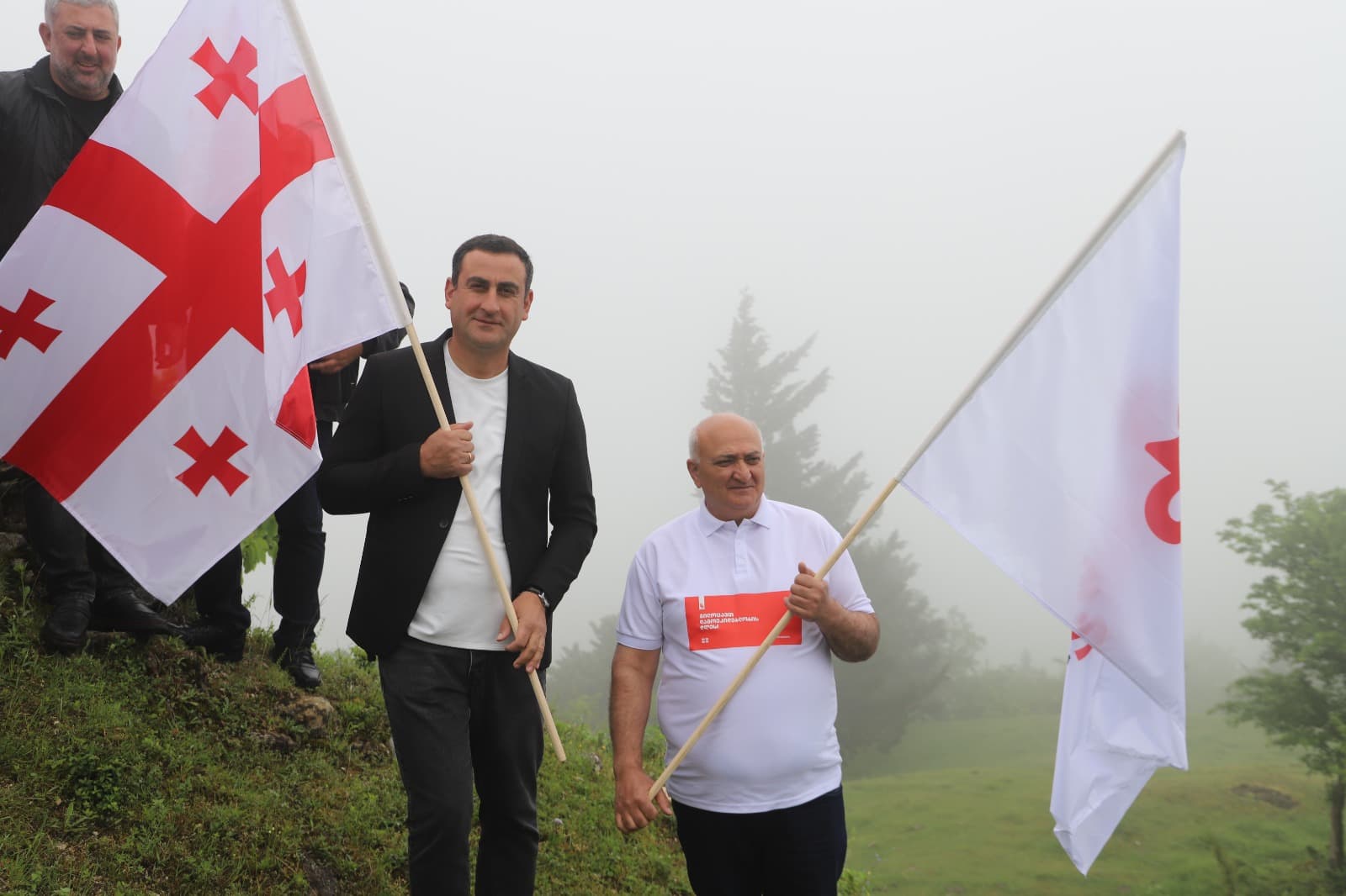 <p style="text-align: justify">თერჯოლის მუნიციპალიტეტის მერი მანუჩარ რობაქიძე, საკრებულოს თავმჯდომარე სოსო ჩაფიჩაძესთან ერთად საქართველოს დამოუკიდებლობის დღისადმი მიძღვნილ სხვადასხვა სახის ღონისძიებებში ჩაერთო. </p><p style="text-align: justify">26 მაისის პროგრამა სკანდის ისტორიულ ციხეზე საზეიმო მსვლელობით დაიწყო, სადაც ხელმძღვანელმა პირებმა სახელმწიფო დროშა აღმართეს. </p><p style="text-align: justify">მსვლელობის შემდეგ, თერჯოლის მუნიციპალიტეტის მერმა მანუჩარ რობაქიძემ, საკრებულოს თავმჯდომარესთან ერთად გვირგვინით შეამკო გმირთა დიდების მემორიალი და მოსახლეობას დამოუკიდებლობის დღე მიულოცა.</p><p style="text-align: justify">ადგილობრივი ხელისუფლების წარმომადგენლებმა ასევე პატივი მიაგეს ეროვნული მოძრაობის ერთ-ერთი ლიდერის ვანო ხუხუნაიშვილის ხსოვნას და მისი საფლავი ყვავილებით შეამკეს.</p><p style="text-align: justify">თერჯოლაში, მერიის განათლების, კულტურის, სპორტის და ახალგაზრდულ საქმეთა ორგანიზებით მოწყობილი აქტივობების ფარგლებში, ასევე ჩატარდება სპორტული და მუსიკალური ღონისძიებები.</p><p> </p>