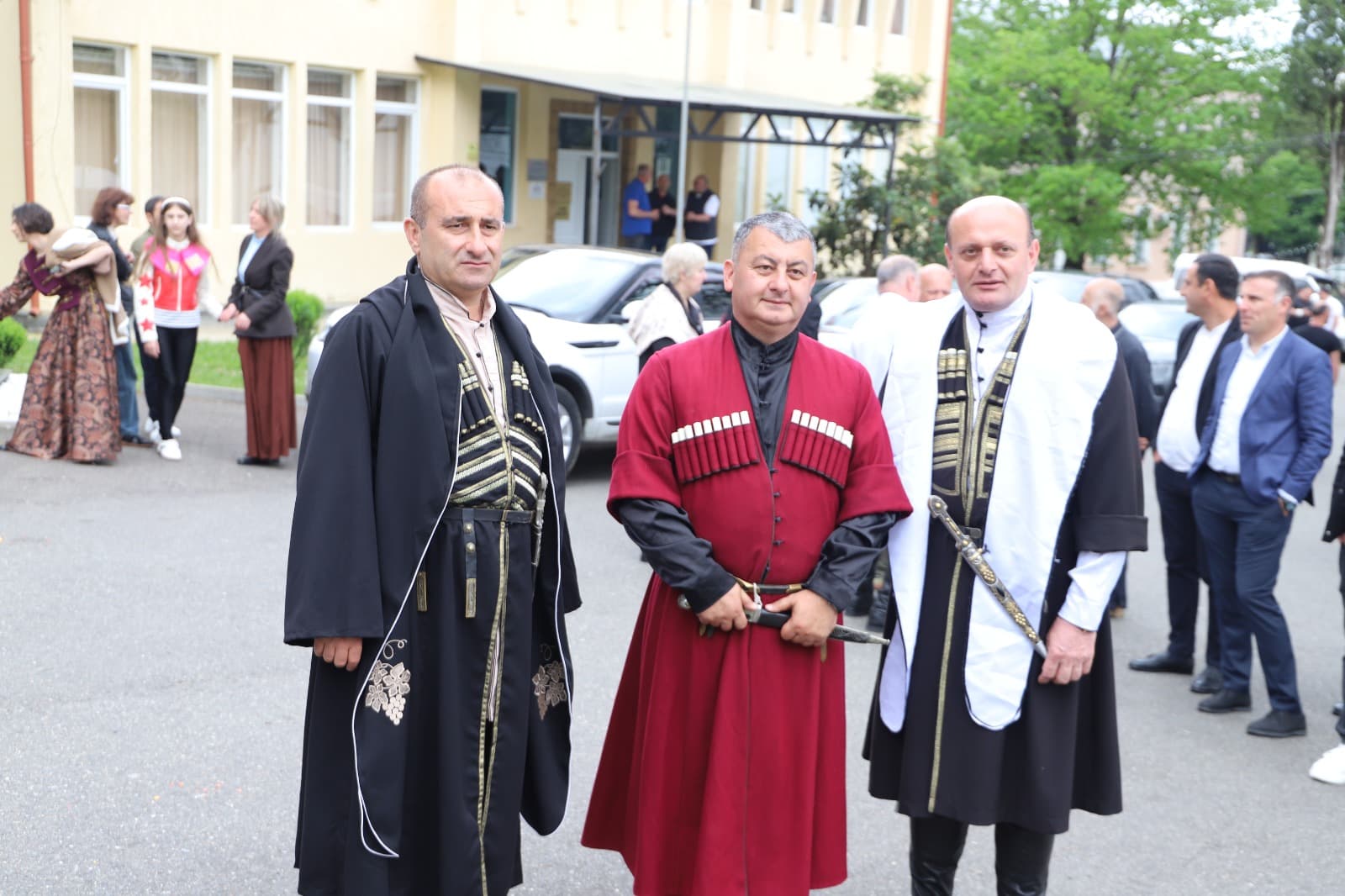 <p style="text-align: justify">თერჯოლაში, მუნიციპალიტეტის მერის მხარდაჭერით და მერიის განათლების, კულტურის, სპორტის და ახალგაზრდულ საქმეთა სამსახურის ორგანიზებით, ეროვნული სამოსის დღე აღინიშნა.</p><p style="text-align: justify">ღონისძიების ფარგლებში ქალაქის ცენტრში არსებული ხარების სახელობის ტაძრიდან მოსწავლეთა კოსტიუმირებული მსვლელობა გაიმართა; ლ.გოგიაშვილის სახელობის სკვერში მოეწყო ადგილობრივი მეწარმეებისა, კულტურის და მოსწავლე ახალგაზრდობის აიპების მოსწავლეთა ნამუშევრების გამოფენა; საქართველოს სხვადასხვა კუთხეების სამოსისა და ეთნოგრაფიის წარმოდგენა სკოლების, ანსამბლების და აიპების მონაწილეობით; ღონისძიებების დასასრულს, ადგილობრივი ანსამბლების მონაწილეობით ჩატარდა კონცერტი ამფითეატრის სცენაზე. მადლობის სიგელებით დაჯილდოვდნენ ღონისძიებაში მონაწილე დაწესებულებები.</p><p style="text-align: justify">ეროვნული სამოსის დღე თერჯოლელებს მიულოცეს მუნიციპალიტეტის მერმა მანუჩარ რობაქიძემ, საკრებულოს თავმჯდომარე სოსო ჩაფიჩაძემ და თერჯოლისა და ტყიბულის ეპარქიის მიტროპოლიტმა მეუფე გიორგიმ.</p><p style="text-align: justify">საქართველოში ეროვნული სამოსის დღე 2016 წელს დაწესდა, რომლის მიზანია ქართული კულტურის პოპულარიზაცია და ქვეყნის საზღვრებს გარეთ გატანა.</p><p style="text-align: justify">18 მაისი ეროვნული სამოსის დღე თერჯოლაში 2024 წლიდან აღინიშნება.</p>