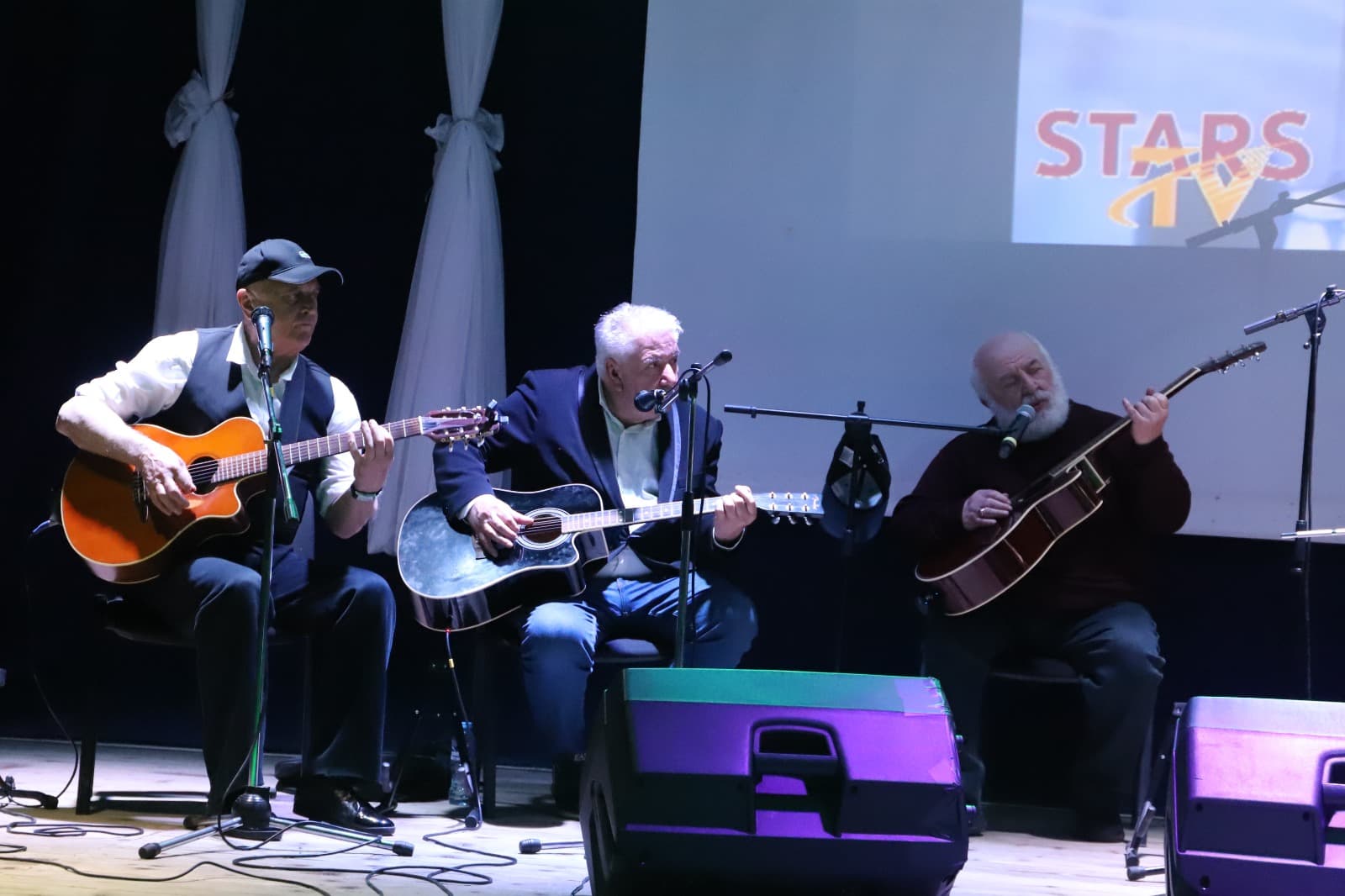 <p style="text-align: justify">თერჯოლის მუნიციპალიტეტის მერი მანუჩარ რობაქიძე, საკრებულოს თავმჯდომარე სოსო ჩაფიჩაძესთან ერთად, ანსამბლ "შესანიშნავი შვიდეულის" კონცერტს დაესწრო.</p><p style="text-align: justify">ღონისძიებას სახელწოდებით "მიყვარხარ საქართველო", თერჯოლის კულტურის სახლმა უმასპინძლა.</p><p style="text-align: justify">ყველა თაობისთვის საყვარელი რეპერტუარით და მონატრებული ჰიტებით წარდგნენ თერჯოლელი მსმენელის წინაშე ქართული ესტრადის ვარსკვლავები: ბესო კალანდაძე, ნუგზარ ერგემლიძე, ნუგზარ კვაშალი, ზურაბ კობეშავიძე, კაკო ვაშალომიძე, ზურაბ ცისკარიძე, ვახტანგ ტატიშვილი და მერაბ სანოძე.</p><p style="text-align: justify">თერჯოლაში "შესანიშნავი შვიდეულის" კონცერტი საქართველოს კულტურის სამინისტროს და "შემოქმედებითი საქართველოს" მხარდაჭერით და მუნიციპალიტეტის მერიის განათლების, კულტურის, სპორტის და ახალგაზრდულ საქმეთა სამსახურის ორგანიზებით მოეწყო.</p><p style="text-align: justify">ღონისძიებას ადგილობრივი ხელისუფლების წარმომადგენლებთან ერთად მუნიციპალიტეტის სკოლის მოსწავლეები დაესწრნენ.</p>
