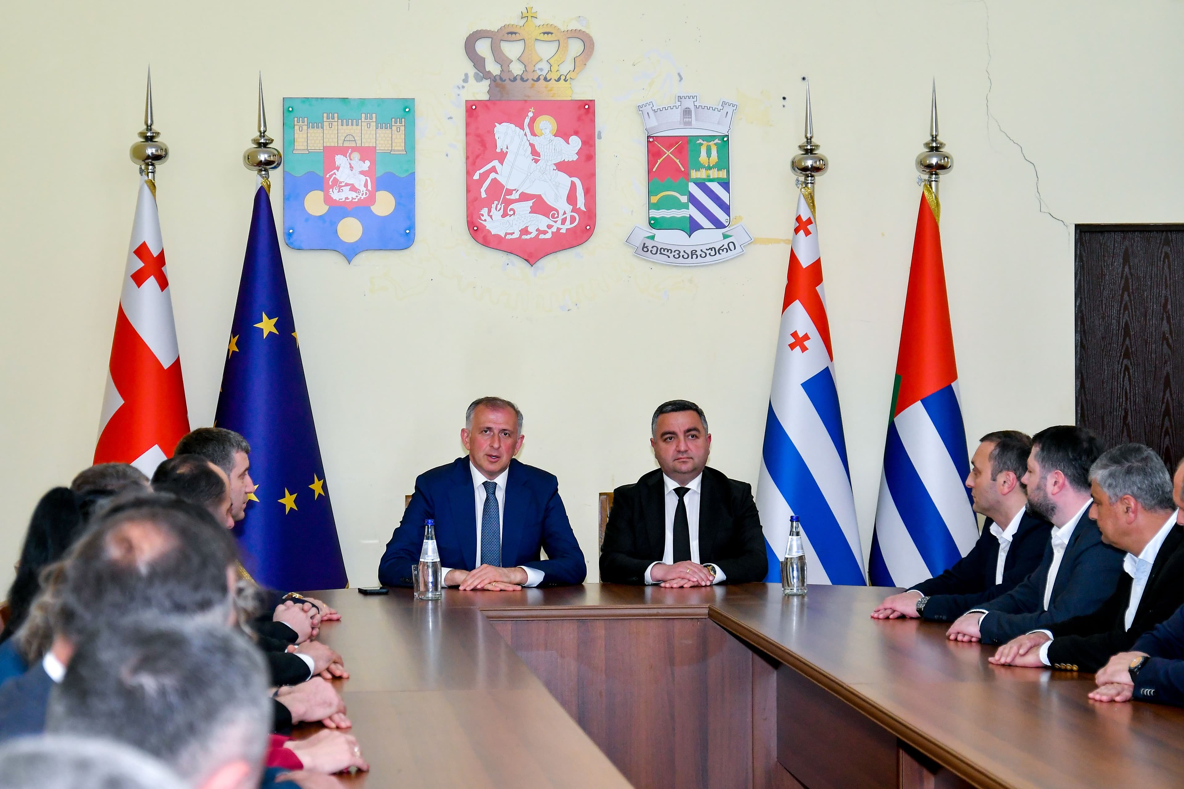 ზურაბ პატარაძე ხელვაჩაურის მერიისა და საკრებულოს თანამშრომლებს შეხვდა
