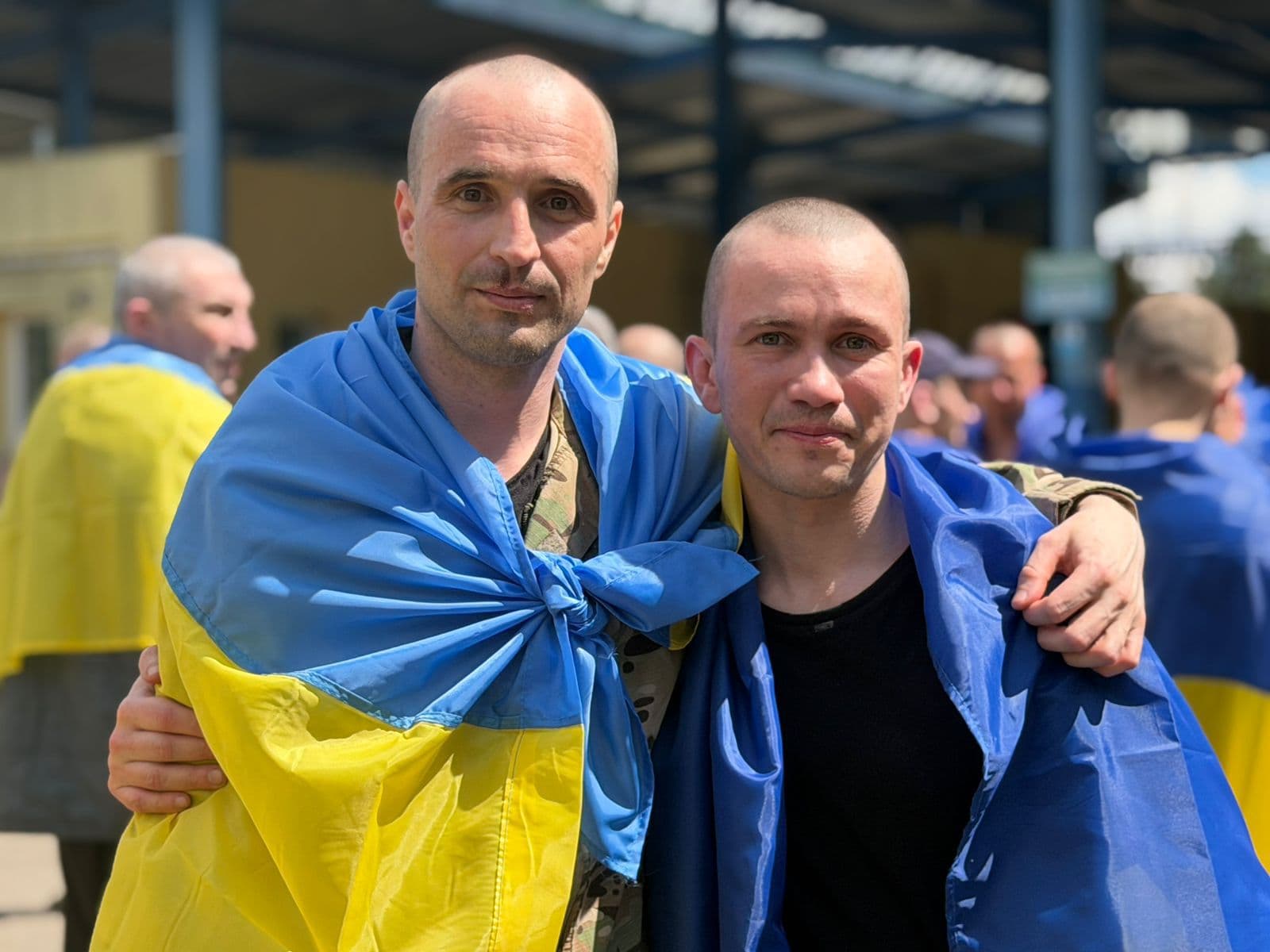 <p style="text-align: justify">პარასკევს, 5 ივნისს, უკრაინამ და რუსეთმა განახორციელეს ფართომასშტაბიანი ტყვეების გაცვლის მეორე ეტაპი 1000/1000-ზე ფორმატით. 185 სამხედრო მოსამსახურე და ერთი მშვიდობიანი მოქალაქე სამშობლოში დააბრუნეს.</p><p style="text-align: justify">"დღეს რუსული ტყვეობიდან სამშობლოში კიდევ 185 უკრაინელი დამცველი ბრუნდება. დამცველებთან ერთად ერთი მშვიდობიანი მოქალაქეც ბრუნდება“, - განაცხადა უკრაინის პრეზიდენტმა.</p><p style="text-align: justify">მისი თქმით, გათავისუფლებულთა შორის არიან უკრაინის შეიარაღებული ძალების, ეროვნული გვარდიისა და სახელმწიფო სასაზღვრო სამსახურის ჯარისკაცები. მათ შორის არიან რიგითები, სერჟანტები და ოფიცრები. ისინი ქვეყანას იცავდნენ მარიუპოლისა და აზოვსტალის, ასევე დონეცკის, ლუგანსკის, ხარკოვის, ხერსონის, ზაპოროჟიეს, სუმის, კიევისა და კურსკის მიმართულებით.</p><p style="text-align: justify">გათავისუფლებულებს შორის ისინი, ვინც რუსეთის ტყვეობაში 2022 წლიდან იმყოფებოდნენ. ასევე არის დამცველი, რომელიც მონაწილეობდა უნიკალურ ოპერაციაში - ალყაში მოქცეული "აზოვსტალიდან" საჰაერო გადაყვანაში. ტყვეობიდან გათავისუფლდა მამა-შვილი - ისინი ერთ ბრიგადაში იცავდნენ უკრაინას, მაგრამ 2022 წელს, სულ რაღაც ერთი დღის ინტერვალით, ტყვედ ჩავარდნენ.</p><p style="text-align: justify">ტყვეობიდან გათავისუფლებული დამცველებიდან ყველაზე ახალგაზრდა 26 წლისაა, ყველაზე უფროსი - 62 წლის.</p><div class="iframe-wrapper"><iframe src="https://www.facebook.com/plugins/video.php?height=314&href=https%3A%2F%2Fwww.facebook.com%2Freel%2F27613582738249750%2F&show_text=false&width=560&t=0" frameborder="0" allowfullscreen="true" width="560" height="314" title="Embedded content" allow="autoplay; clipboard-write; encrypted-media; picture-in-picture; web-share" scrolling="no" style="border:none;overflow:hidden"></iframe></div>