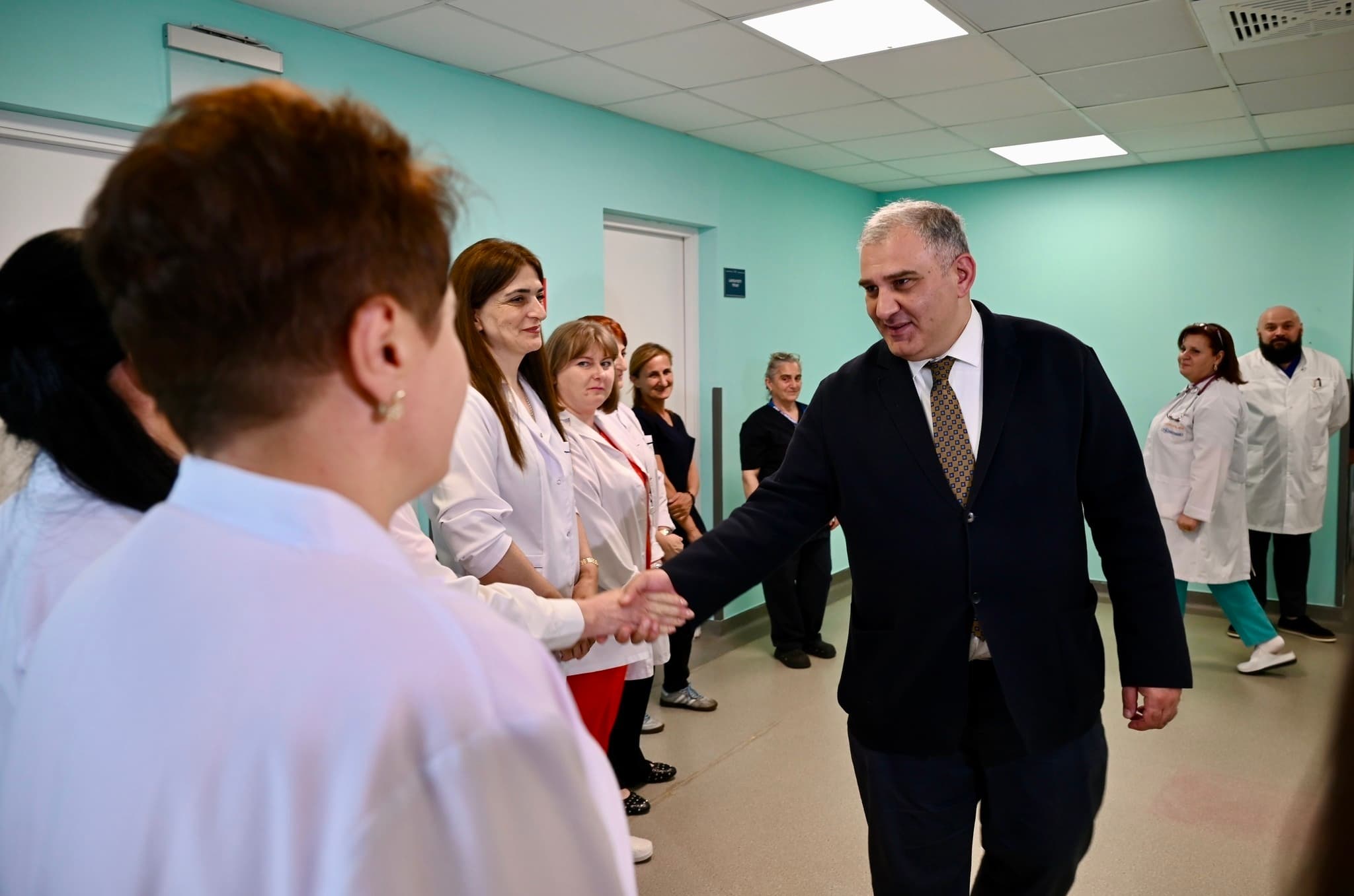 <p style="text-align: justify">რუხის რესპუბლიკურ საავადმყოფოში პედიატრიული განყოფილება ამოქმედდა. ახლად გახსნილ განყოფილებაში ხელმისაწვდომია მრავალპროფილური დიაგნოსტიკა და სრული ლაბორატორიული კვლევები. </p><p style="text-align: justify">ჯანდაცვის სამინისტროს ინფორმაციით, პატარა პაციენტებისთვის ადგილზეა უზრუნველყოფილი ისეთი მაღალტექნოლოგიური პროცედურები, როგორიცაა კომპიუტერული (CT) და მაგნიტურ-რეზონანსული (MRI) ტომოგრაფია. აღნიშნული აპარატურა სრულად არის ადაპტირებული ბავშვთა საჭიროებებზე.</p><p style="text-align: justify">ჯანდაცვის მინისტრმა კლინიკის სტრატეგიულ მნიშვნელობაზე გაამახვილა ყურადღება და აღნიშნა, რომ ბავშვებზე ადაპტირებული გარემო, მაღალკვალიფიციური პერსონალი და ულტრათანამედროვე აპარატურა თანაბრად ხელმისაწვდომი იქნება როგორც რეგიონის, ისე ოკუპირებულ ტერიტორიებზე მცხოვრები პატარა პაციენტებისთვის. მინისტრის განცხადებით, სახელმწიფო განაგრძობს სამედიცინო სერვისების გეოგრაფიული ხელმისაწვდომობის გაფართოებას, რათა მოსახლეობამ მაღალი ხარისხის მომსახურება ადგილზევე მიიღოს. ამასთანავე, რუხის რესპუბლიკური საავადმყოფო ეტაპობრივად ვითარდება და რეგიონს ისეთ სამედიცინო სერვისებს სთავაზობს, რომელთა მისაღებადაც პაციენტებს წლების განმავლობაში დედაქალაქში გამგზავრება უწევდათ. ამ ეტაპზე კლინიკაში უკვე სრულად ფუნქციონირებს პედიატრიული გადაუდებელი დახმარების სერვისი და მიმღები განყოფილება, რომელიც უწყვეტი – 24-საათიანი რეჟიმით მუშაობს. </p><p style="text-align: justify">რუხის რესპუბლიკურ საავადმყოფოში პედიატრიული მიმართულების განვითარება კვლავაც გაგრძელდება. სამომავლო გეგმების ფარგლებში უახლოეს პერიოდში კლინიკაში ბავშვთა რეანიმაციისა და ქირურგიული პროფილის განყოფილებების ჩამოყალიბებაც იგეგმება.</p><p style="text-align: justify">ახალი ინფრასტრუქტურა ჯანდაცვის მინისტრმა მიხეილ სარჯველაძემ საქართველოს სამედიცინო ჰოლდინგის დირექტორ მალხაზ ჟორჟიკაშვილთან ერთად დაათვალიერა.</p>