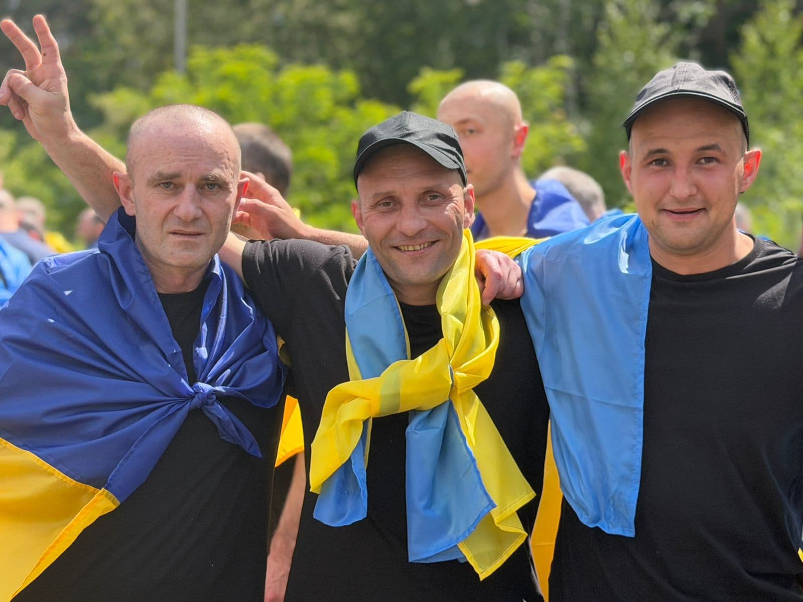 <p style="text-align: justify">პარასკევს, 5 ივნისს, უკრაინამ და რუსეთმა განახორციელეს ფართომასშტაბიანი ტყვეების გაცვლის მეორე ეტაპი 1000/1000-ზე ფორმატით. 185 სამხედრო მოსამსახურე და ერთი მშვიდობიანი მოქალაქე სამშობლოში დააბრუნეს.</p><p style="text-align: justify">"დღეს რუსული ტყვეობიდან სამშობლოში კიდევ 185 უკრაინელი დამცველი ბრუნდება. დამცველებთან ერთად ერთი მშვიდობიანი მოქალაქეც ბრუნდება“, - განაცხადა უკრაინის პრეზიდენტმა.</p><p style="text-align: justify">მისი თქმით, გათავისუფლებულთა შორის არიან უკრაინის შეიარაღებული ძალების, ეროვნული გვარდიისა და სახელმწიფო სასაზღვრო სამსახურის ჯარისკაცები. მათ შორის არიან რიგითები, სერჟანტები და ოფიცრები. ისინი ქვეყანას იცავდნენ მარიუპოლისა და აზოვსტალის, ასევე დონეცკის, ლუგანსკის, ხარკოვის, ხერსონის, ზაპოროჟიეს, სუმის, კიევისა და კურსკის მიმართულებით.</p><p style="text-align: justify">გათავისუფლებულებს შორის ისინი, ვინც რუსეთის ტყვეობაში 2022 წლიდან იმყოფებოდნენ. ასევე არის დამცველი, რომელიც მონაწილეობდა უნიკალურ ოპერაციაში - ალყაში მოქცეული "აზოვსტალიდან" საჰაერო გადაყვანაში. ტყვეობიდან გათავისუფლდა მამა-შვილი - ისინი ერთ ბრიგადაში იცავდნენ უკრაინას, მაგრამ 2022 წელს, სულ რაღაც ერთი დღის ინტერვალით, ტყვედ ჩავარდნენ.</p><p style="text-align: justify">ტყვეობიდან გათავისუფლებული დამცველებიდან ყველაზე ახალგაზრდა 26 წლისაა, ყველაზე უფროსი - 62 წლის.</p><div class="iframe-wrapper"><iframe src="https://www.facebook.com/plugins/video.php?height=314&href=https%3A%2F%2Fwww.facebook.com%2Freel%2F27613582738249750%2F&show_text=false&width=560&t=0" frameborder="0" allowfullscreen="true" width="560" height="314" title="Embedded content" allow="autoplay; clipboard-write; encrypted-media; picture-in-picture; web-share" scrolling="no" style="border:none;overflow:hidden"></iframe></div>
