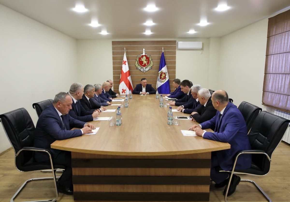 ვახტანგ გომელაურმა აჭარის პოლიციის დეპარტამენტის დანაყოფების ხელმძღვანელებთან სამუშაო თათბირი გამართა