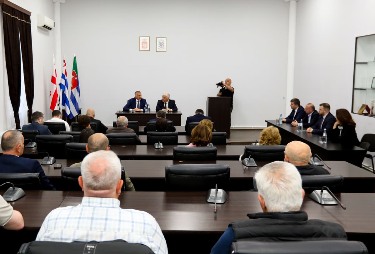ზურაბ პატარაძემ ქობულეთის მერიისა და საკრებულოს თანამშრომლებთან და ხელმძღვანელ პირებთან სამუშაო შეხვედრა გამართა