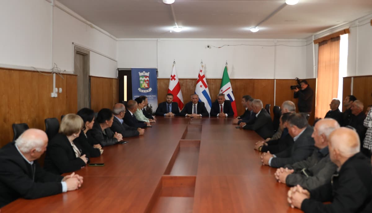 ზურაბ პატარაძე ხულოს მუნიციპალიტეტში სოფლის მეურნეობის პროგრამებით მოსარგებლე ფერმერებს შეხვდა