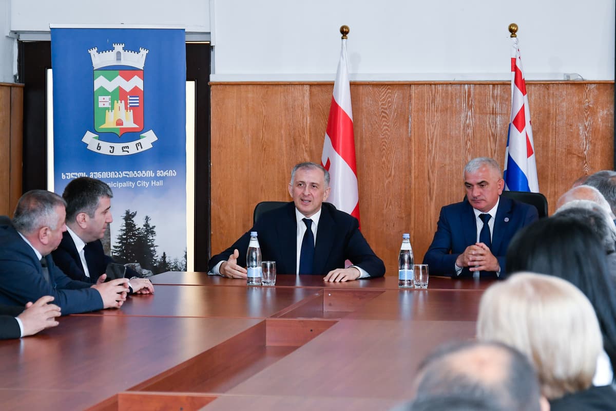 ზურაბ პატარაძემ ხულოს მუნიციპალიტეტის მერიასა და საკრებულოში შეხვედრები გამართა